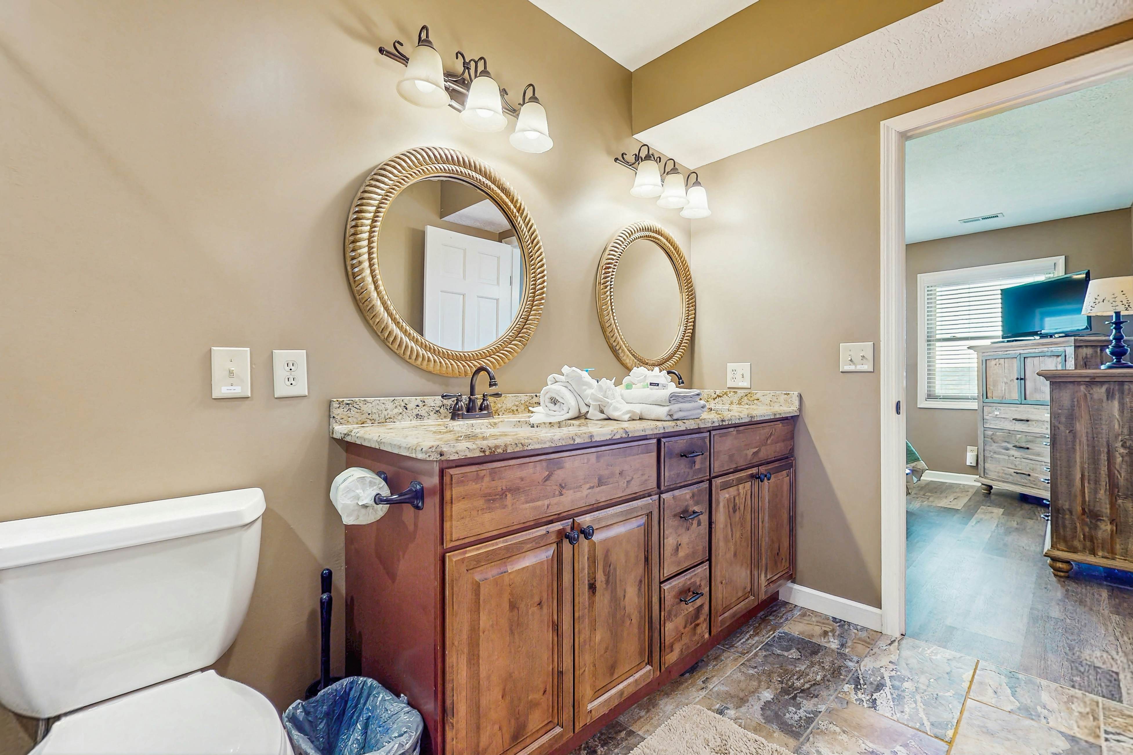 Homey Lakeview Condo W/ Pool &. Tennis Ct Access