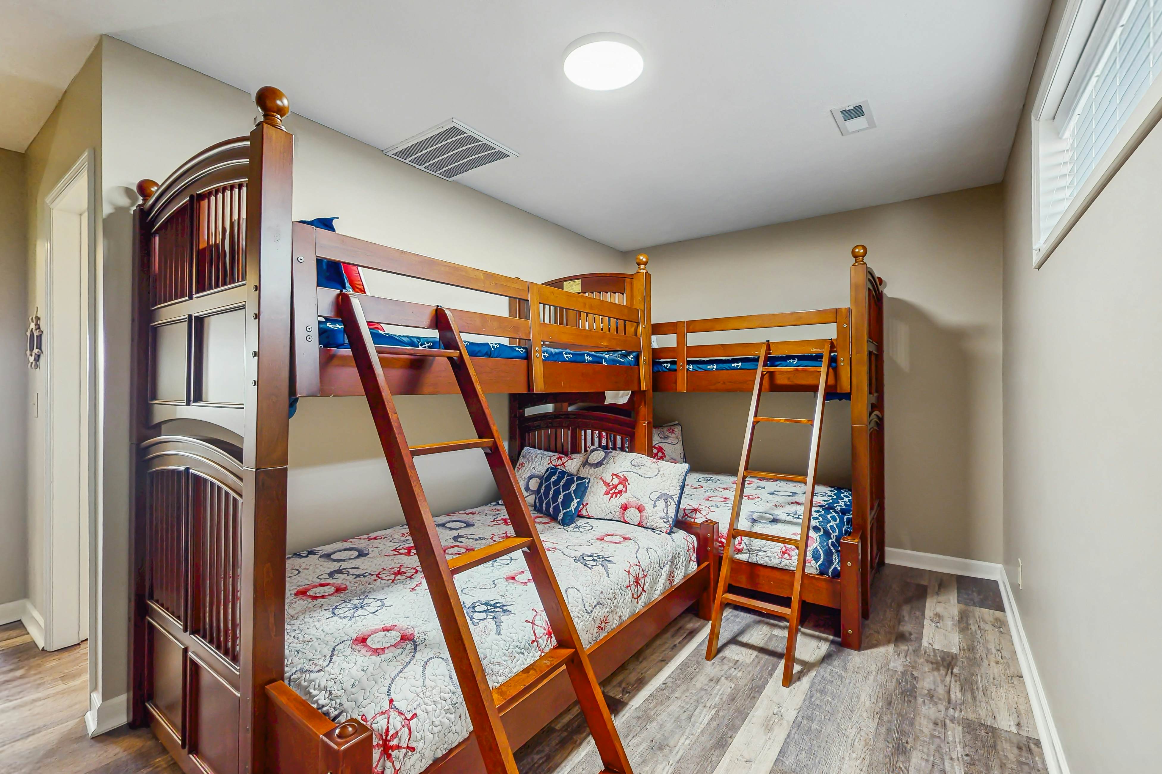 Homey Lakeview Condo W/ Pool &. Tennis Ct Access