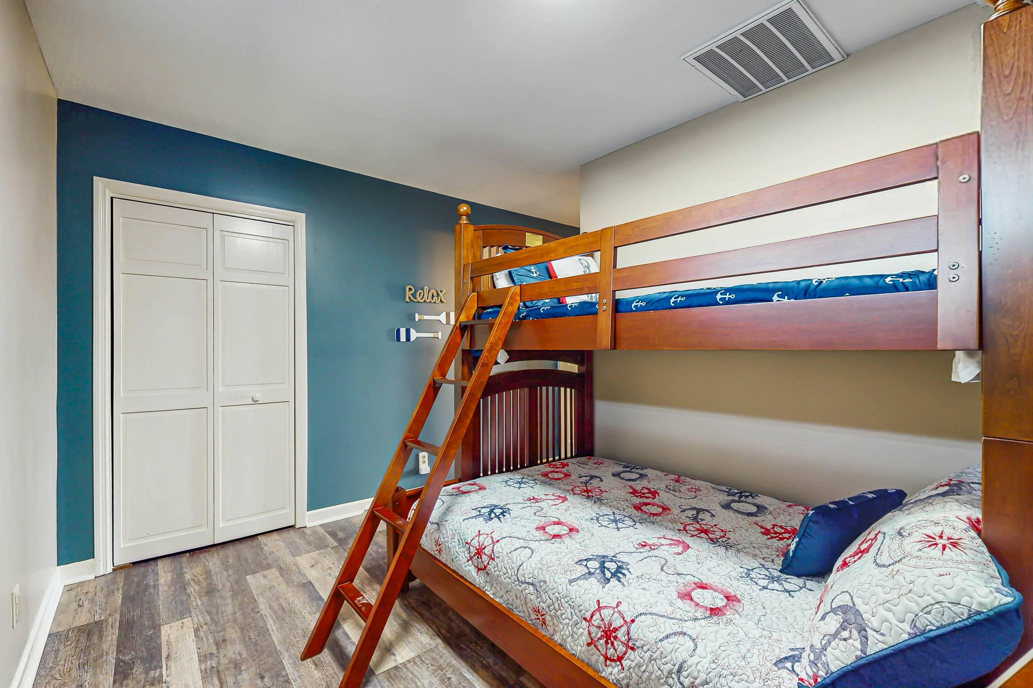 Homey Lakeview Condo W/ Pool &. Tennis Ct Access