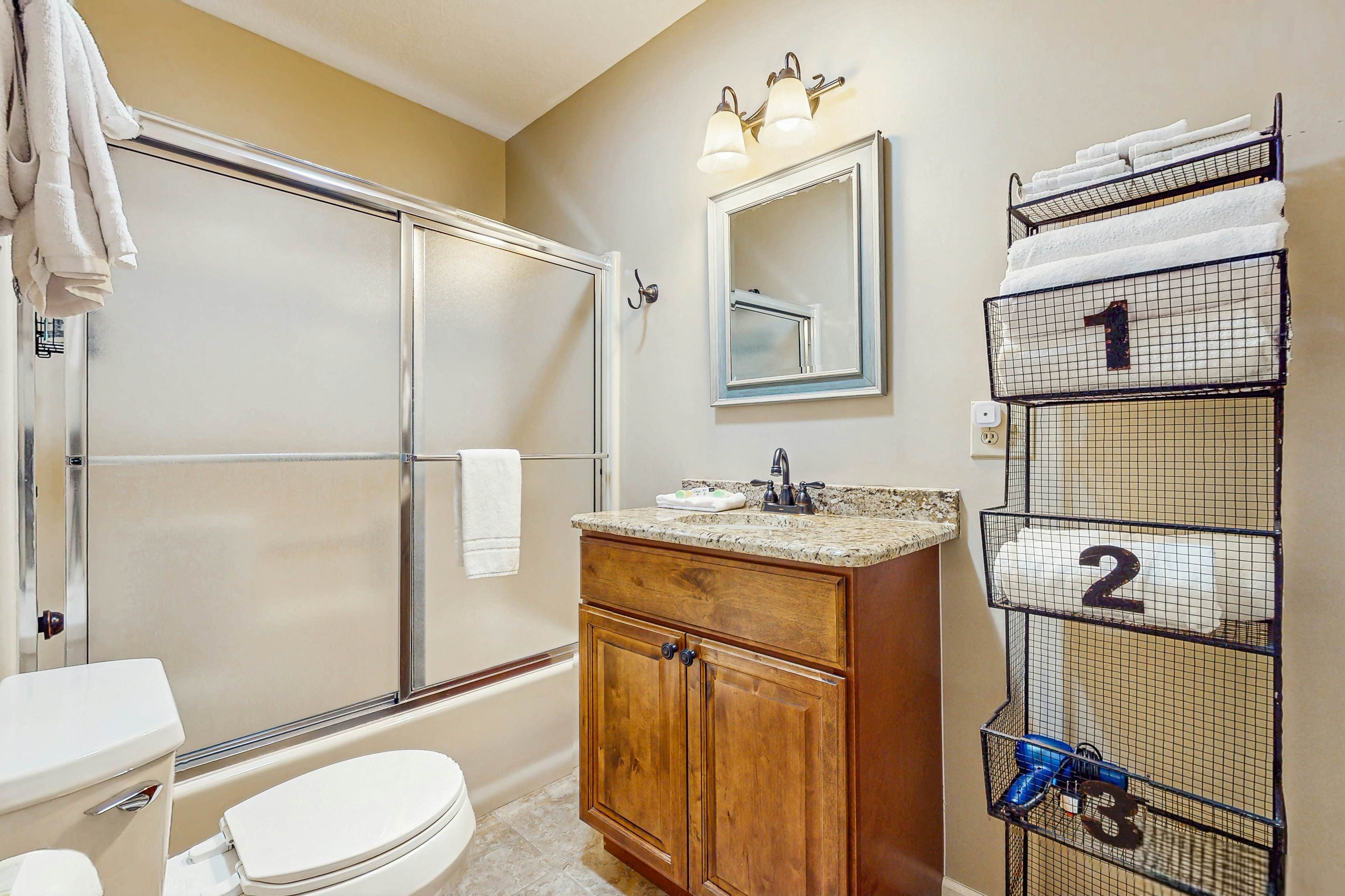 Homey Lakeview Condo W/ Pool &. Tennis Ct Access