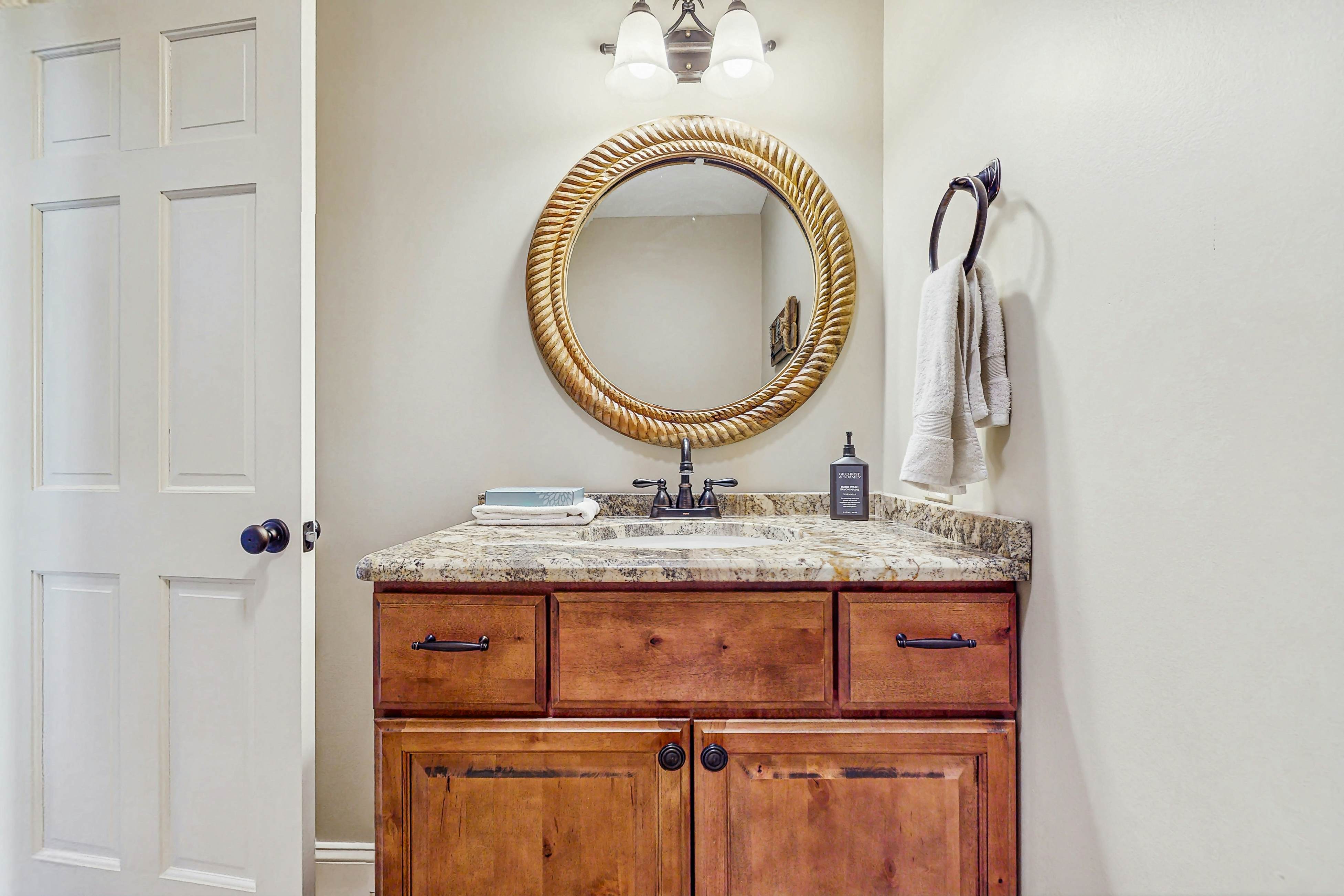 Homey Lakeview Condo W/ Pool &. Tennis Ct Access