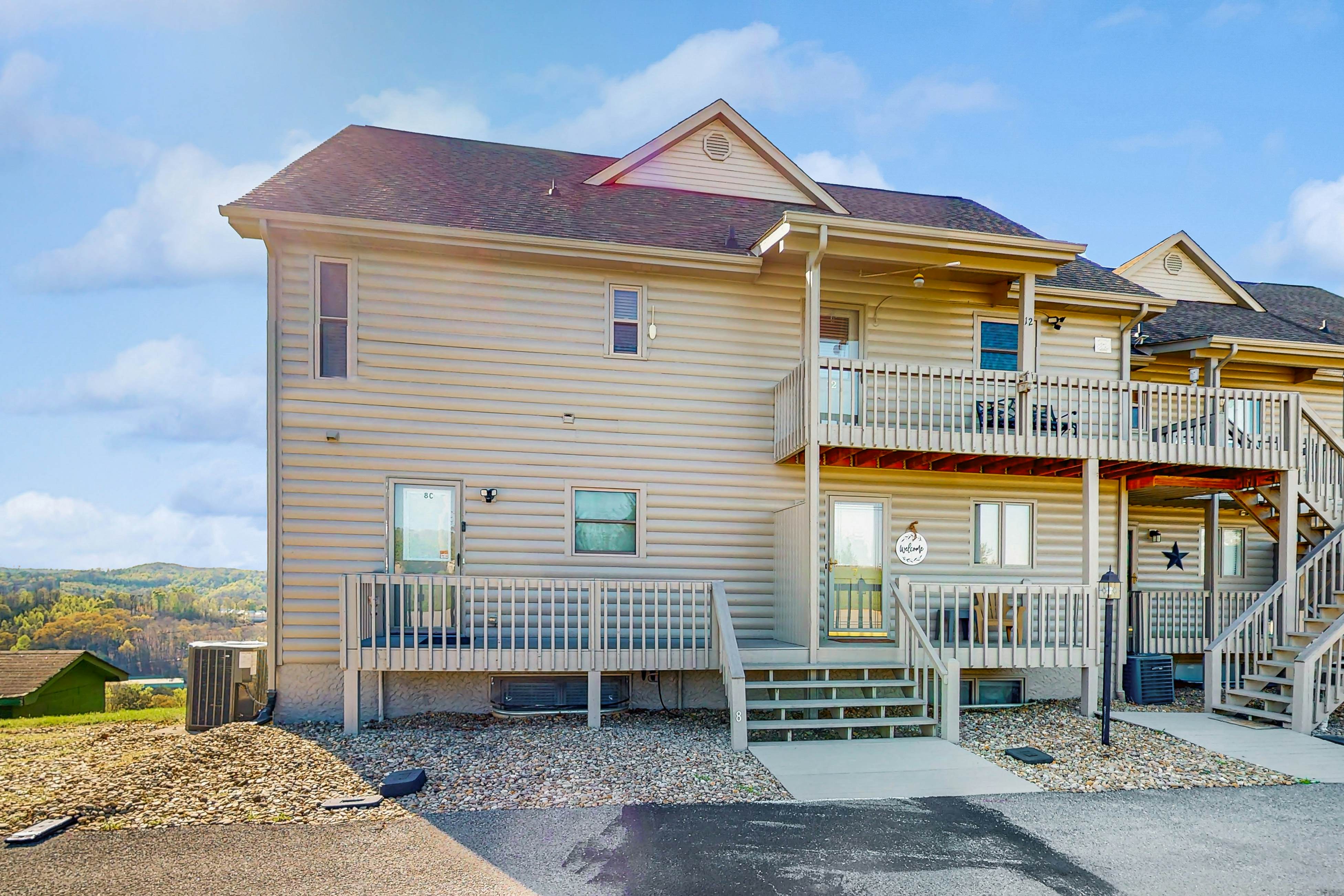 Homey Lakeview Condo W/ Pool &. Tennis Ct Access