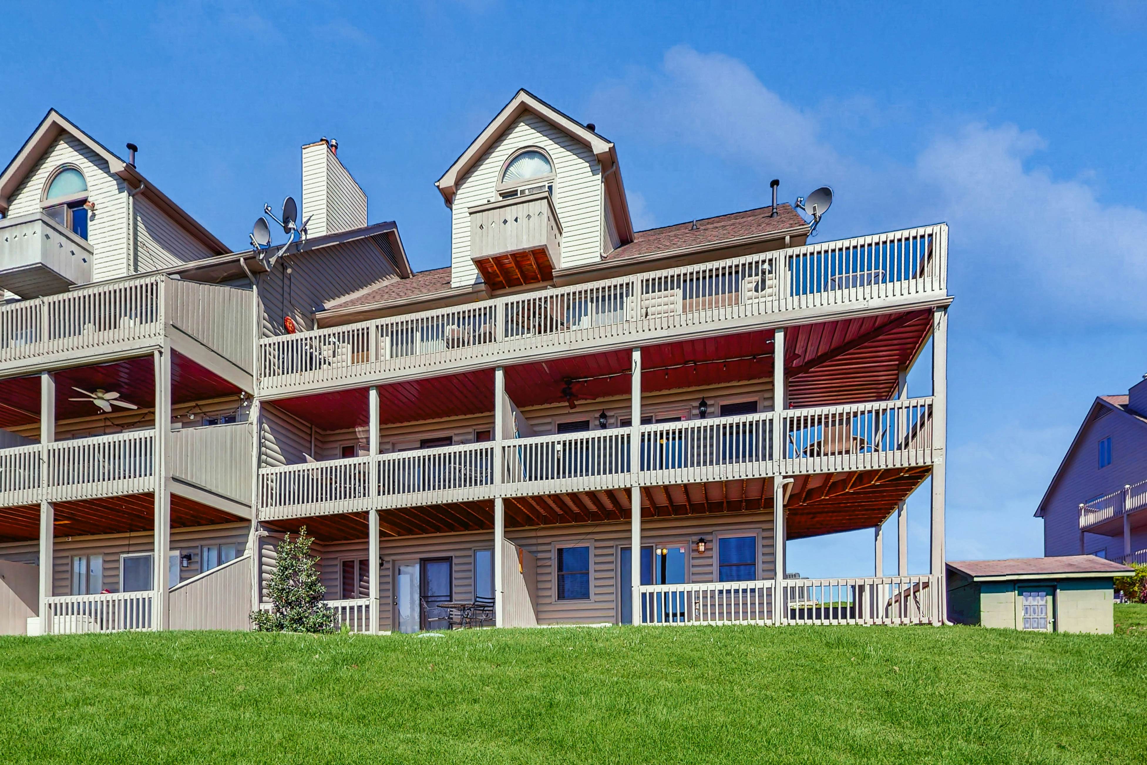 Homey Lakeview Condo W/ Pool &. Tennis Ct Access