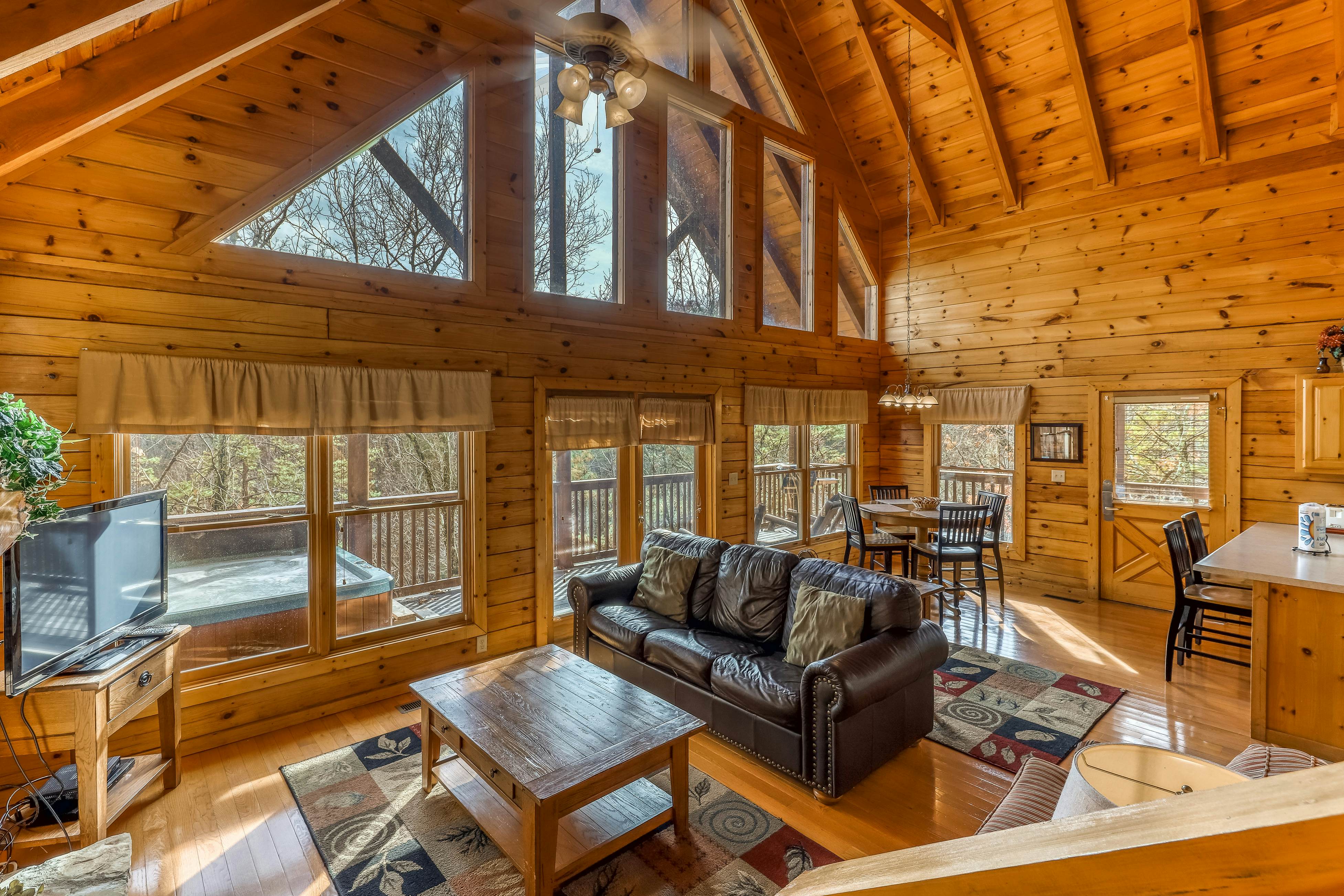 Mountainside log cabin w/Free Attraction Tickets, hot tub, & game room