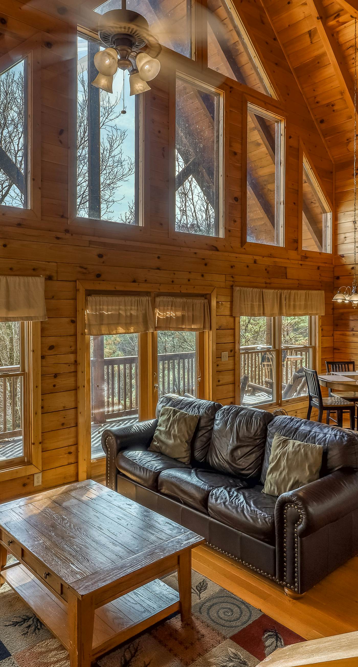 Mountainside Log Cabin, Sleeps 4, Hot Tub, Game Room