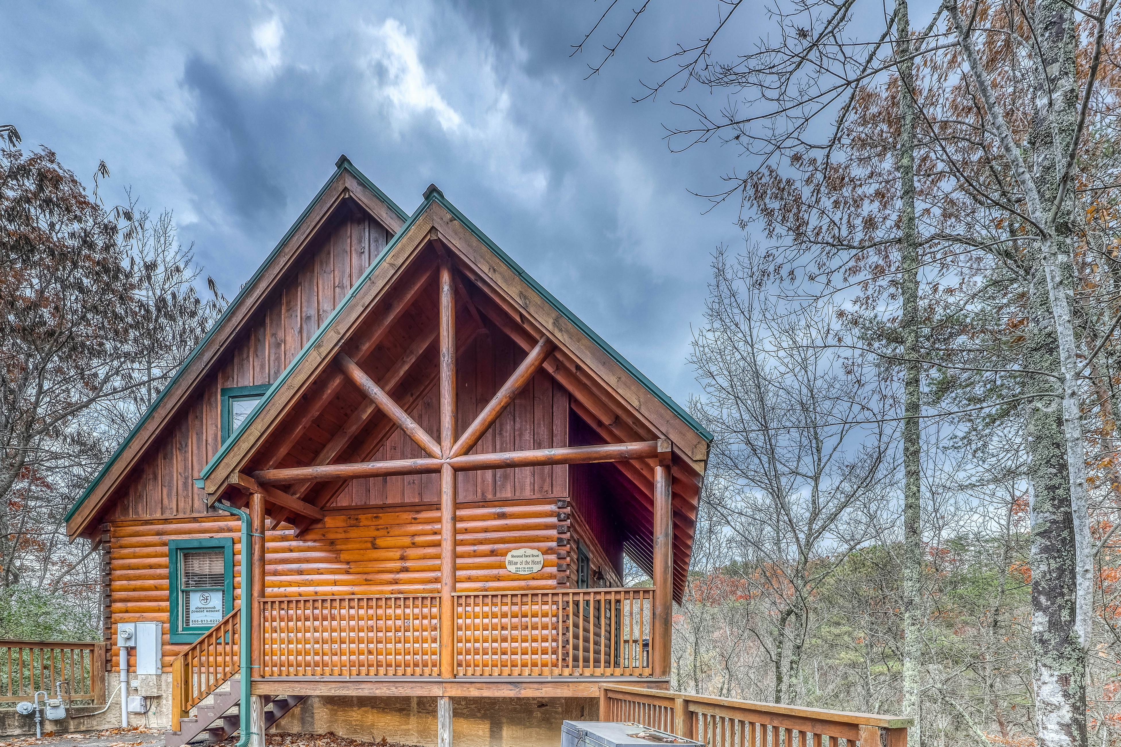 Mountainside log cabin w/Free Attraction Tickets, hot tub, & game room