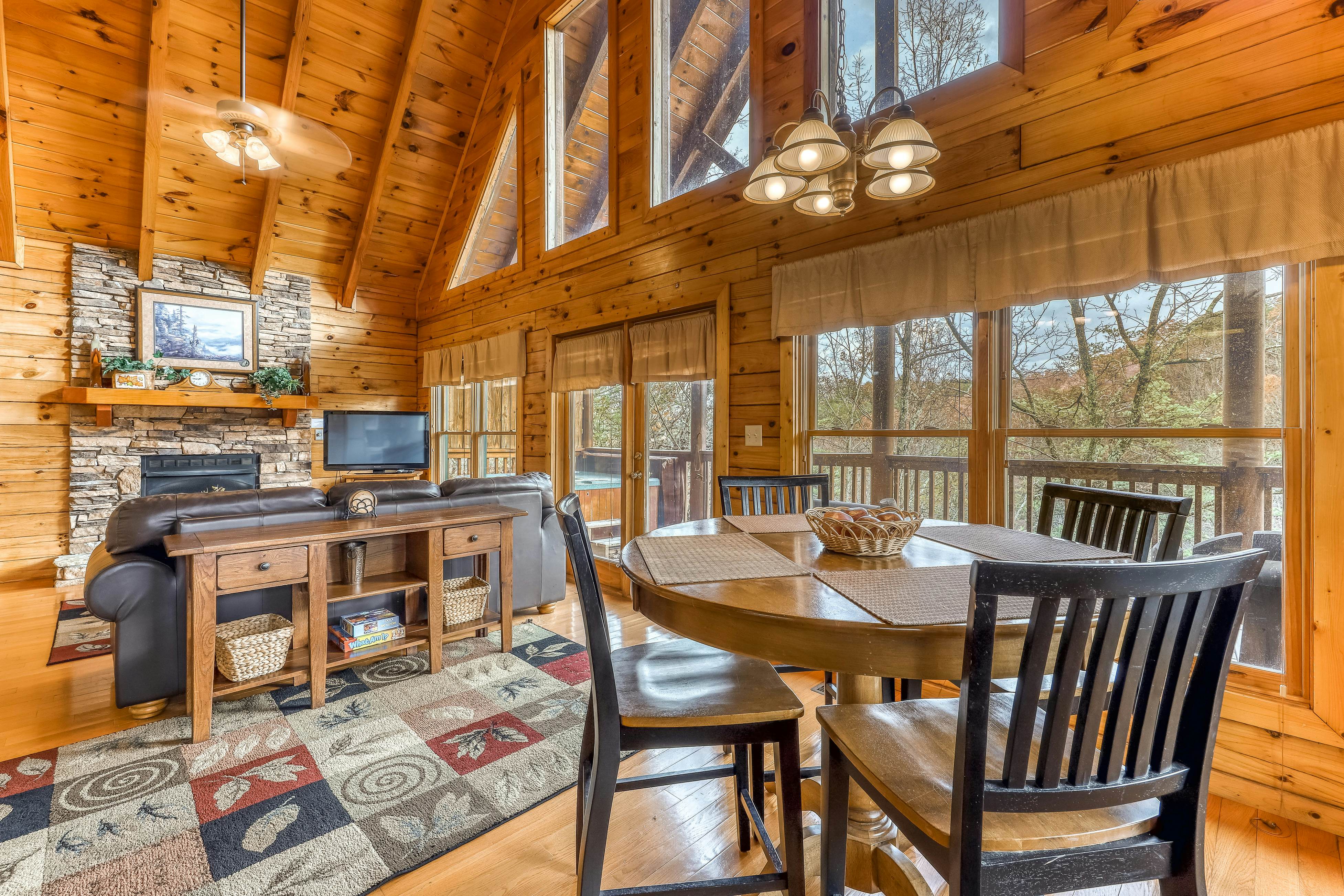 Mountainside log cabin w/Free Attraction Tickets, hot tub, & game room