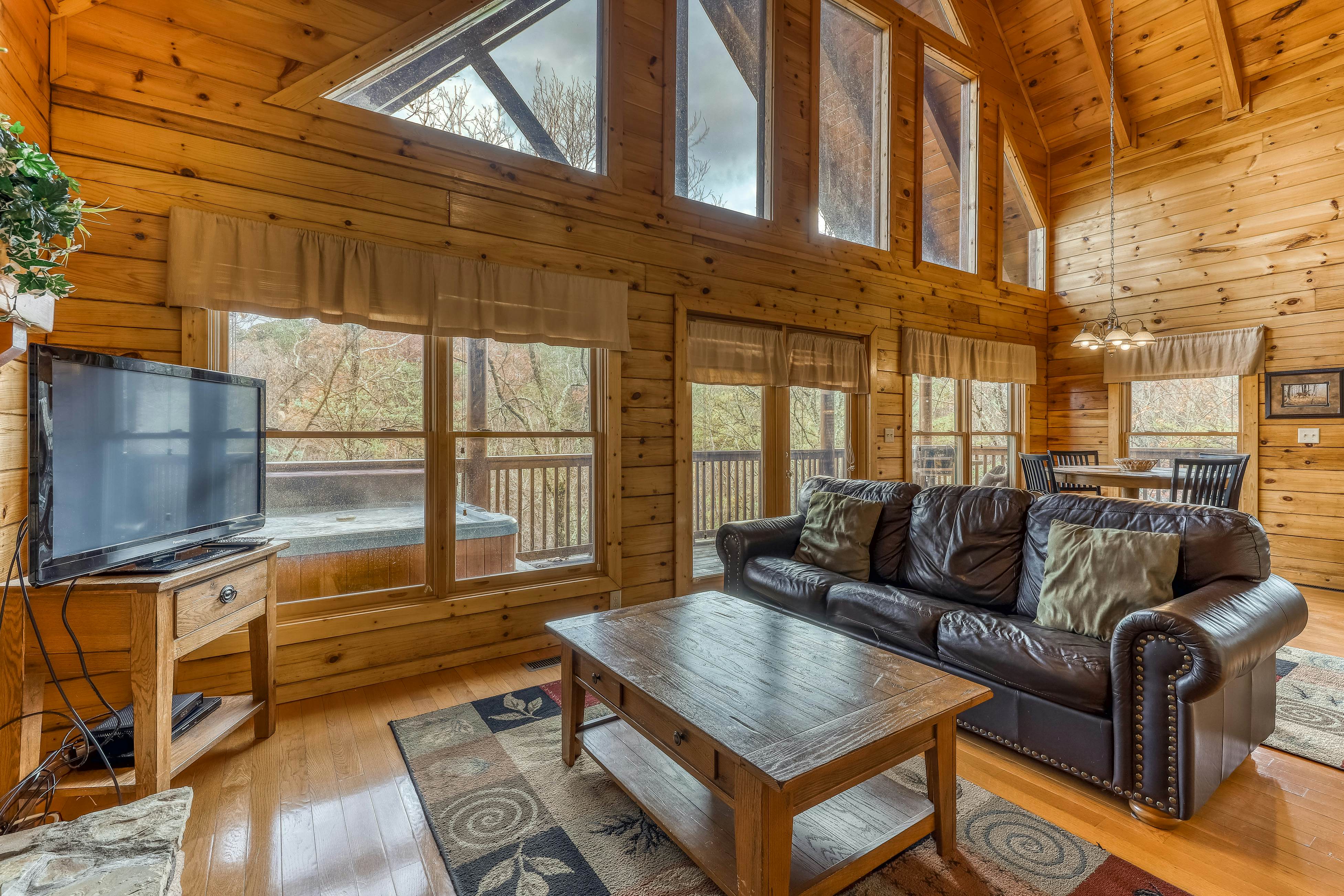 Mountainside log cabin w/Free Attraction Tickets, hot tub, & game room
