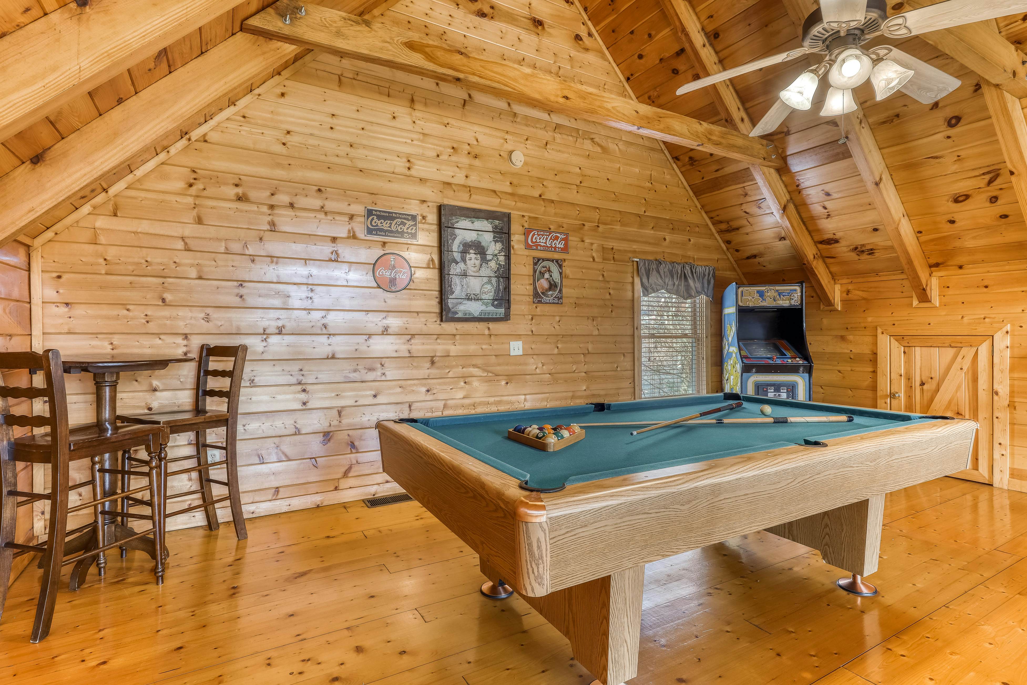 Mountainside log cabin w/Free Attraction Tickets, hot tub, & game room