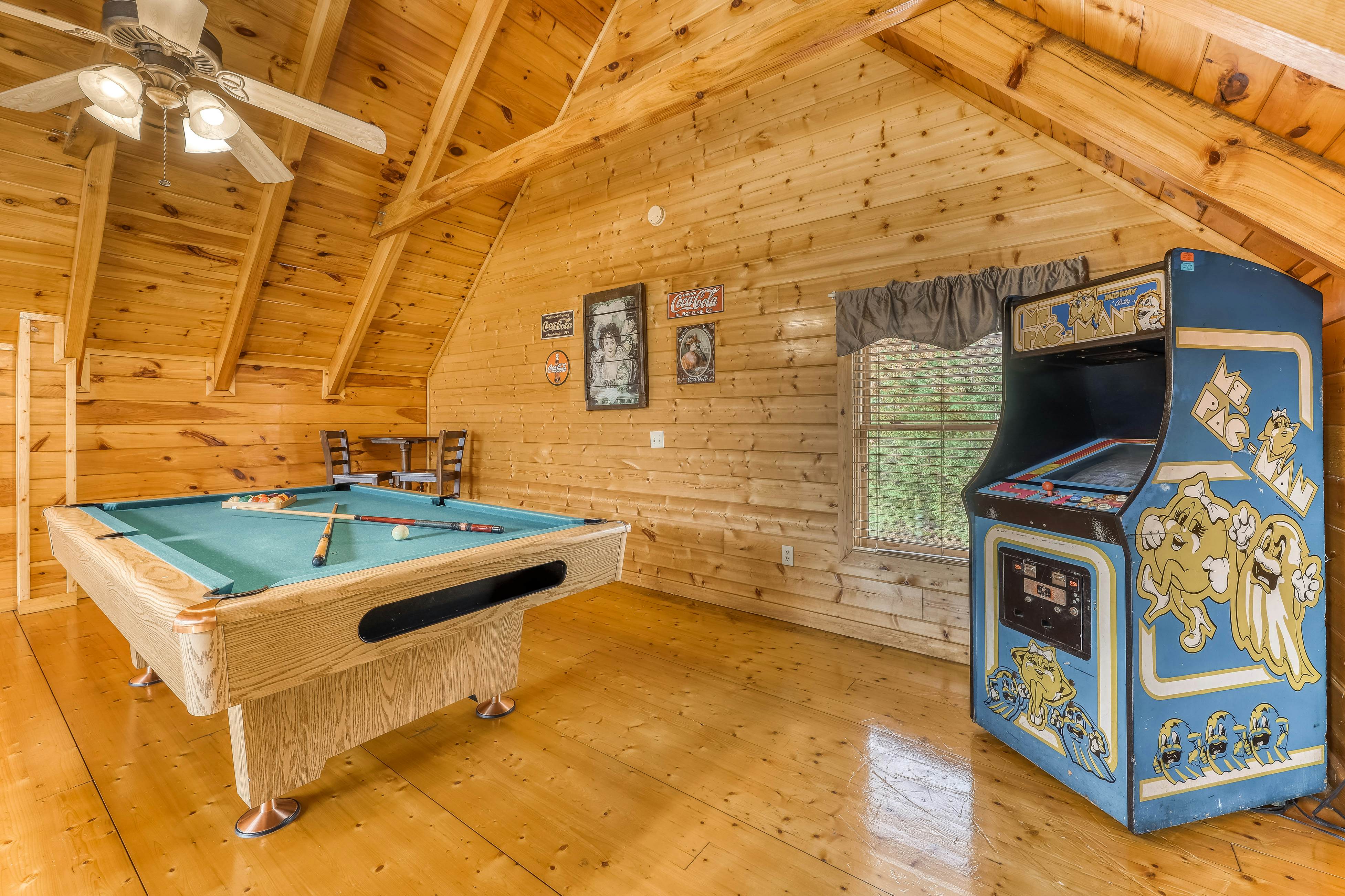 Mountainside log cabin w/Free Attraction Tickets, hot tub, & game room
