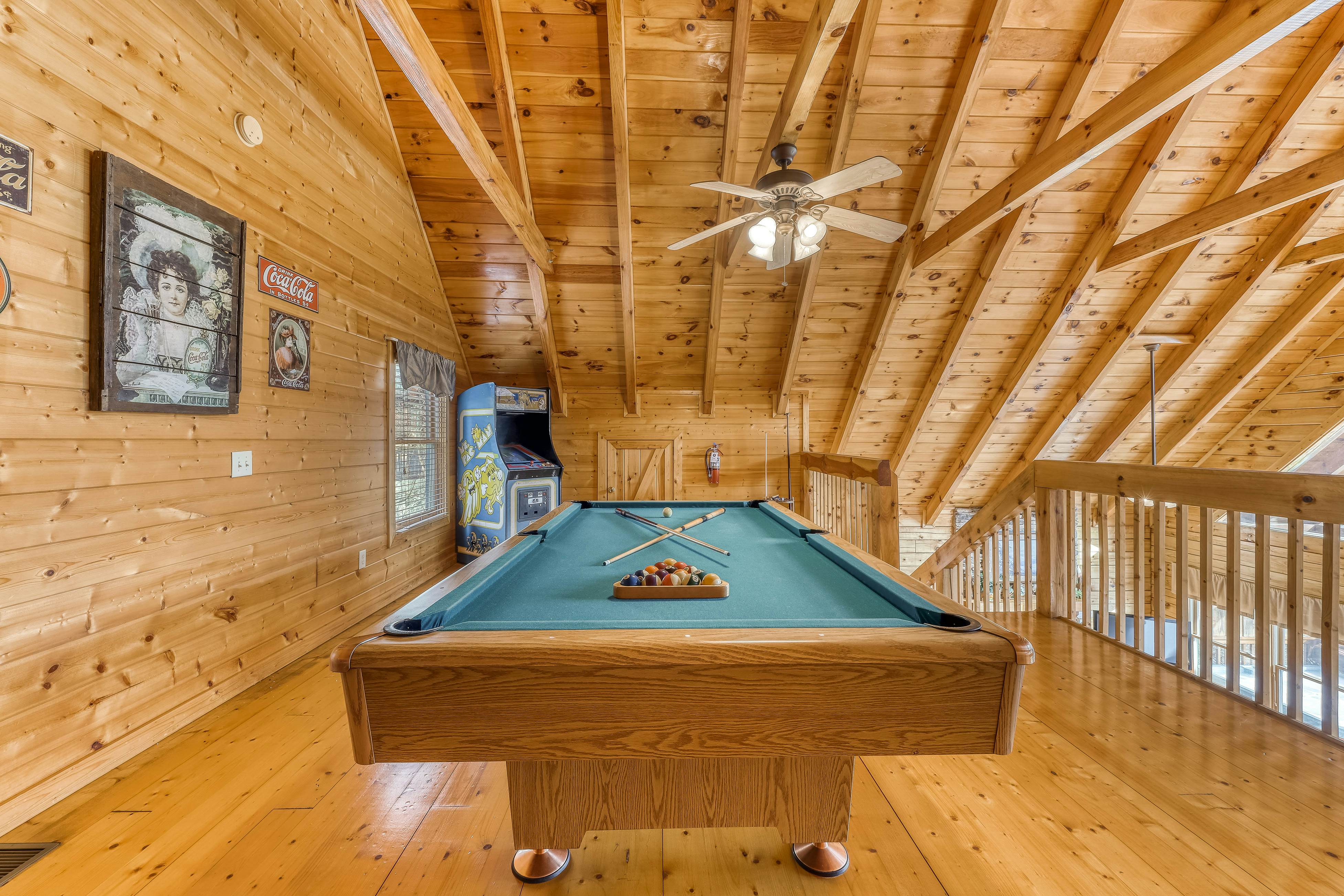 Mountainside log cabin w/Free Attraction Tickets, hot tub, & game room