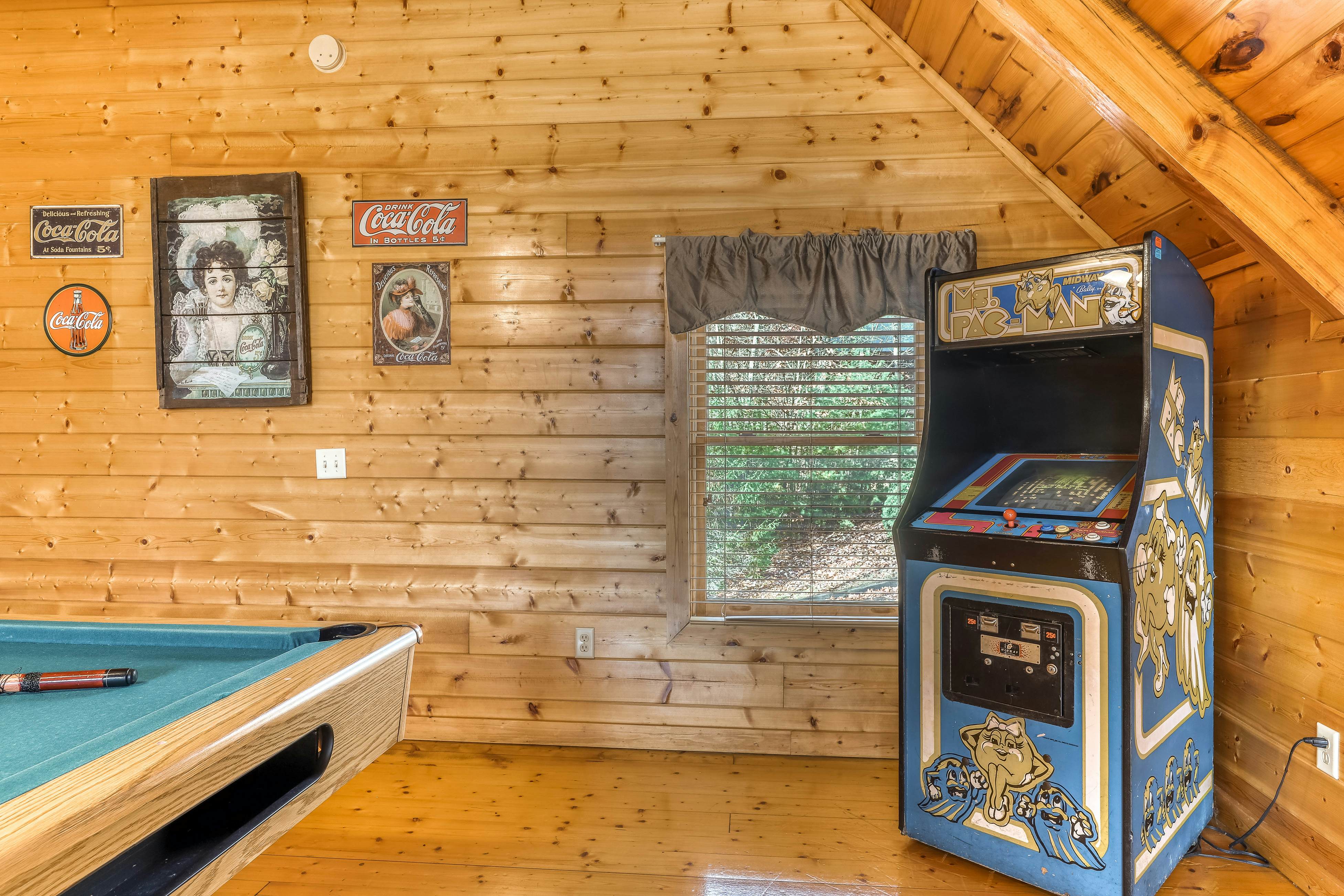 Mountainside log cabin w/Free Attraction Tickets, hot tub, & game room