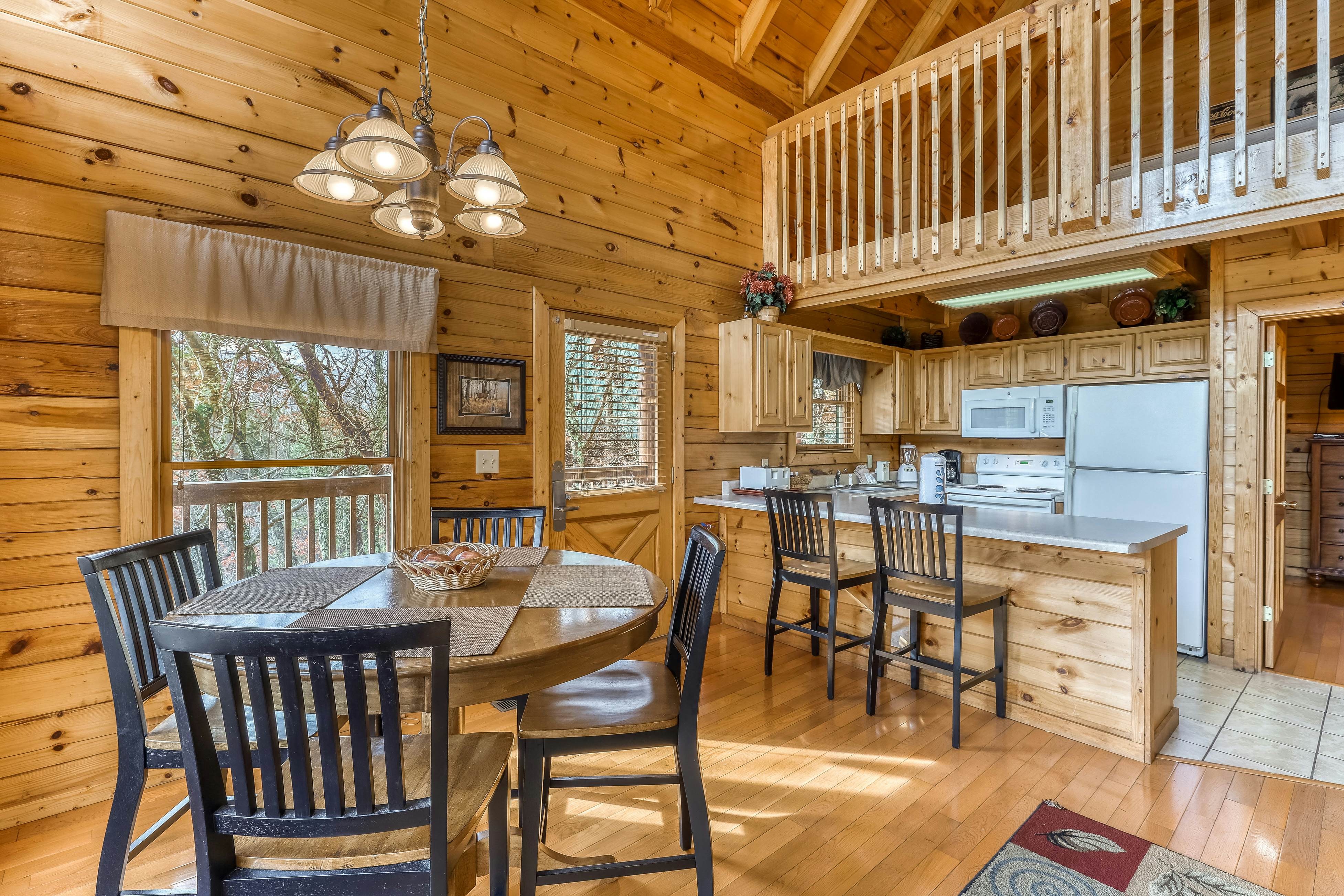 Mountainside log cabin w/Free Attraction Tickets, hot tub, & game room