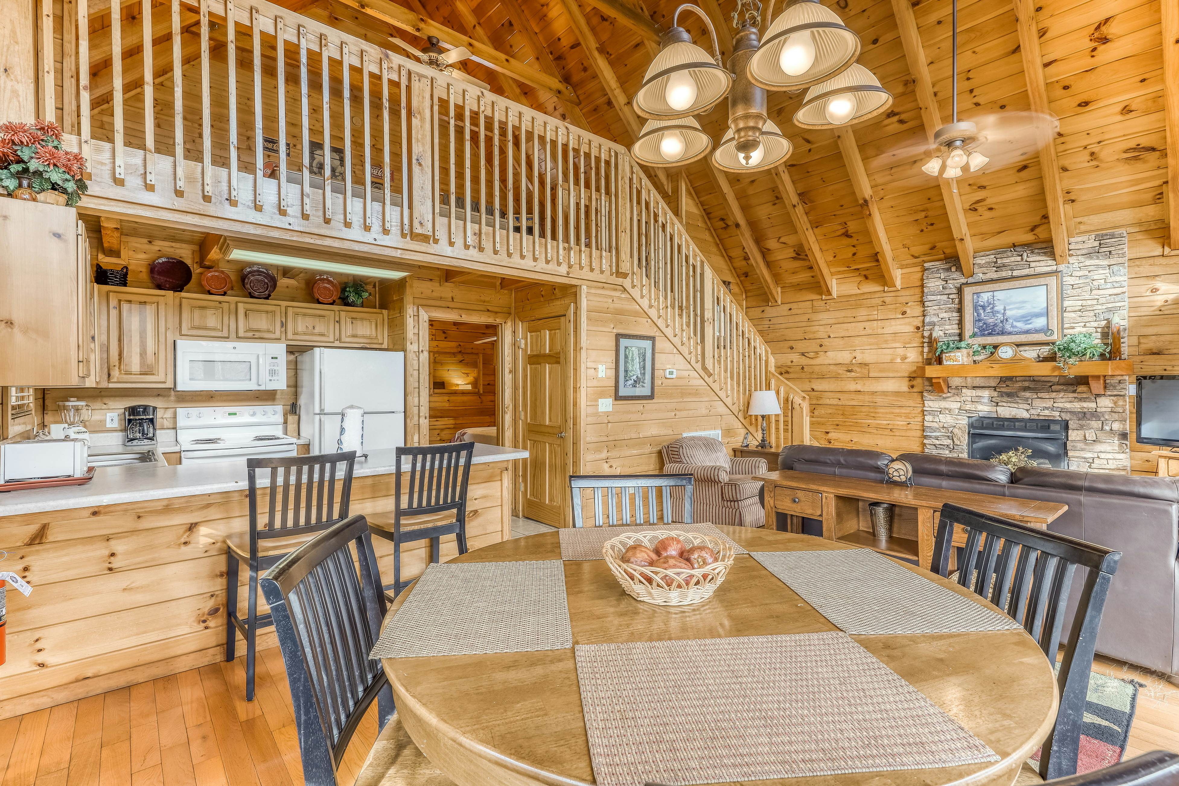 Mountainside log cabin w/Free Attraction Tickets, hot tub, & game room