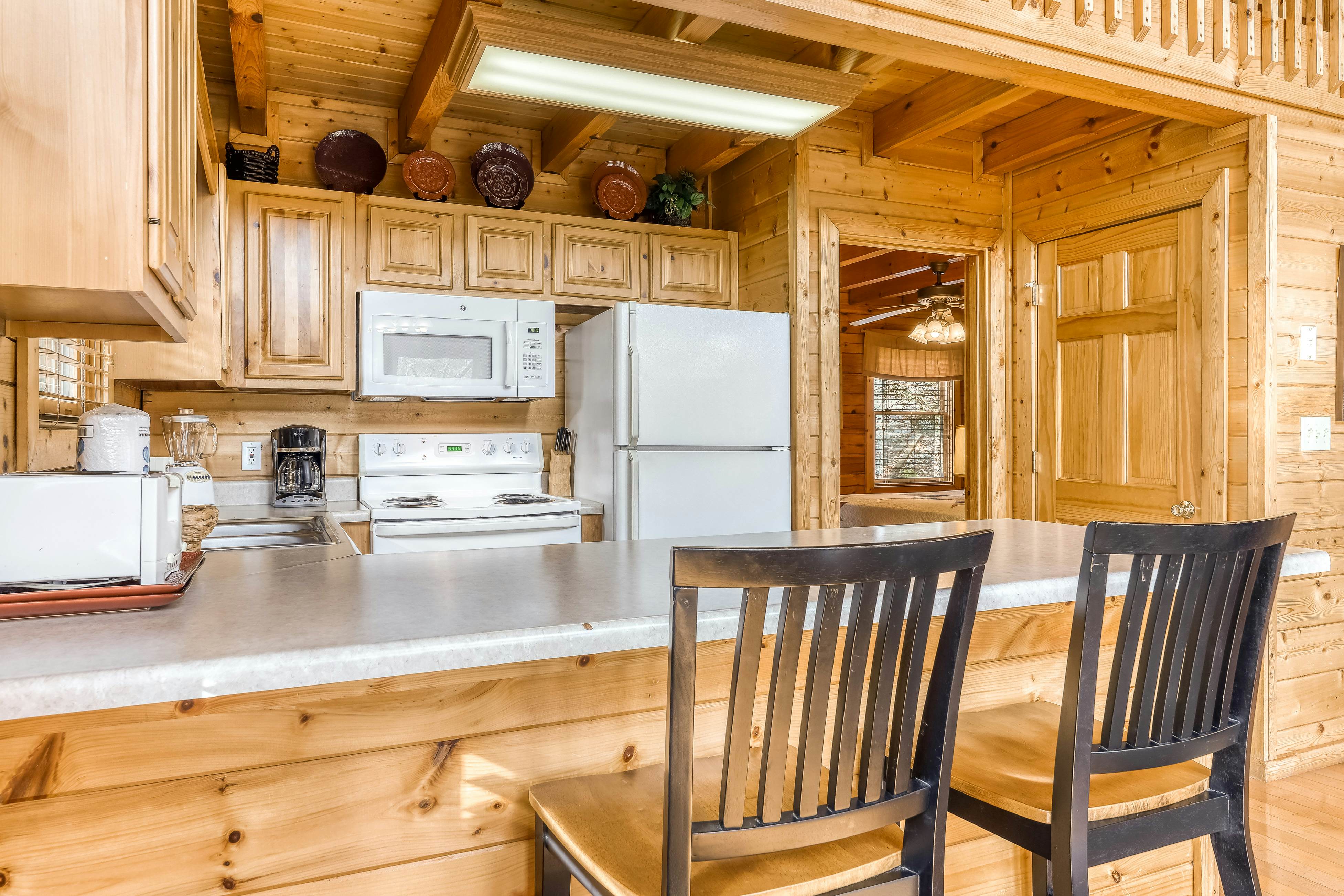 Mountainside log cabin w/Free Attraction Tickets, hot tub, & game room