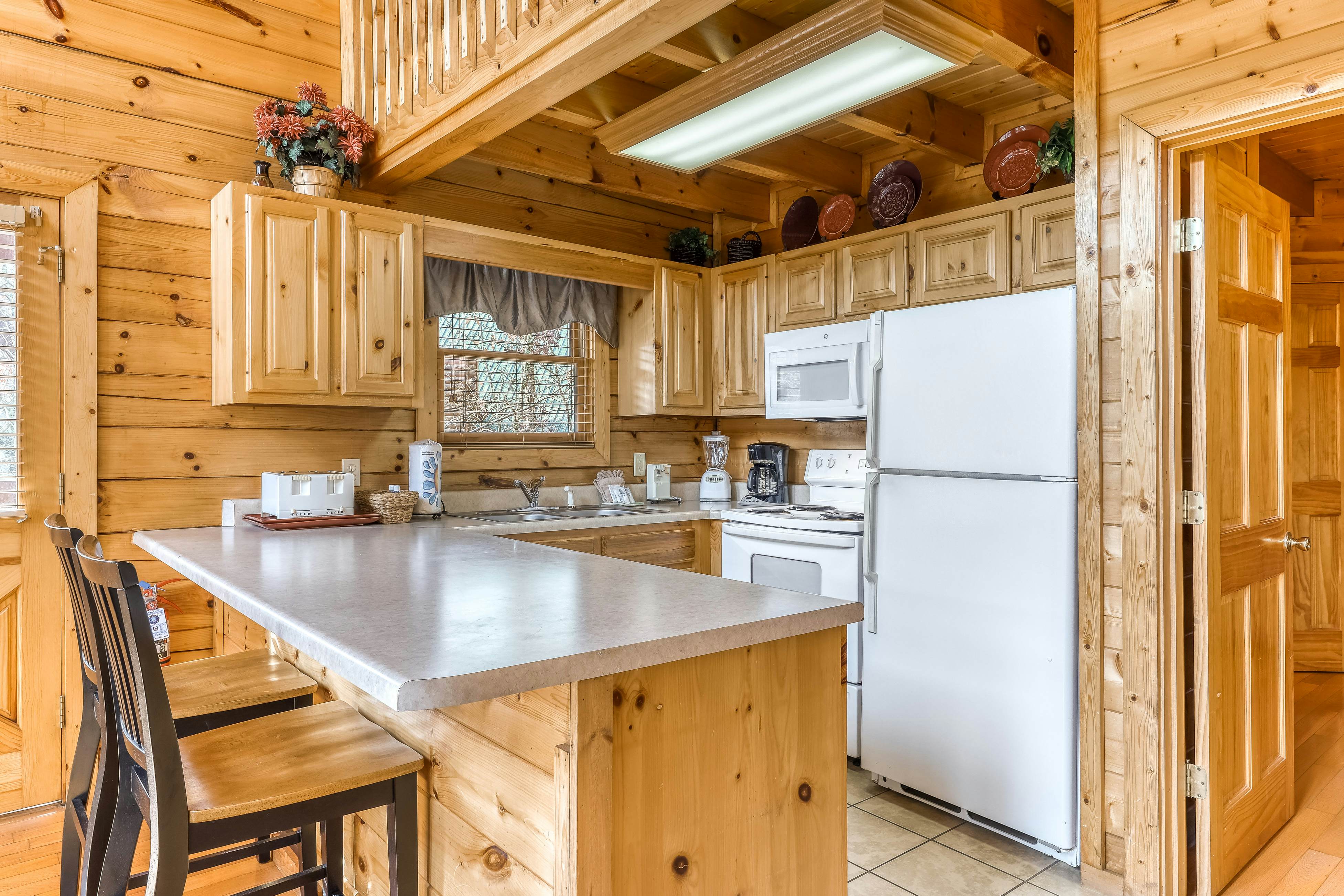 Mountainside log cabin w/Free Attraction Tickets, hot tub, & game room