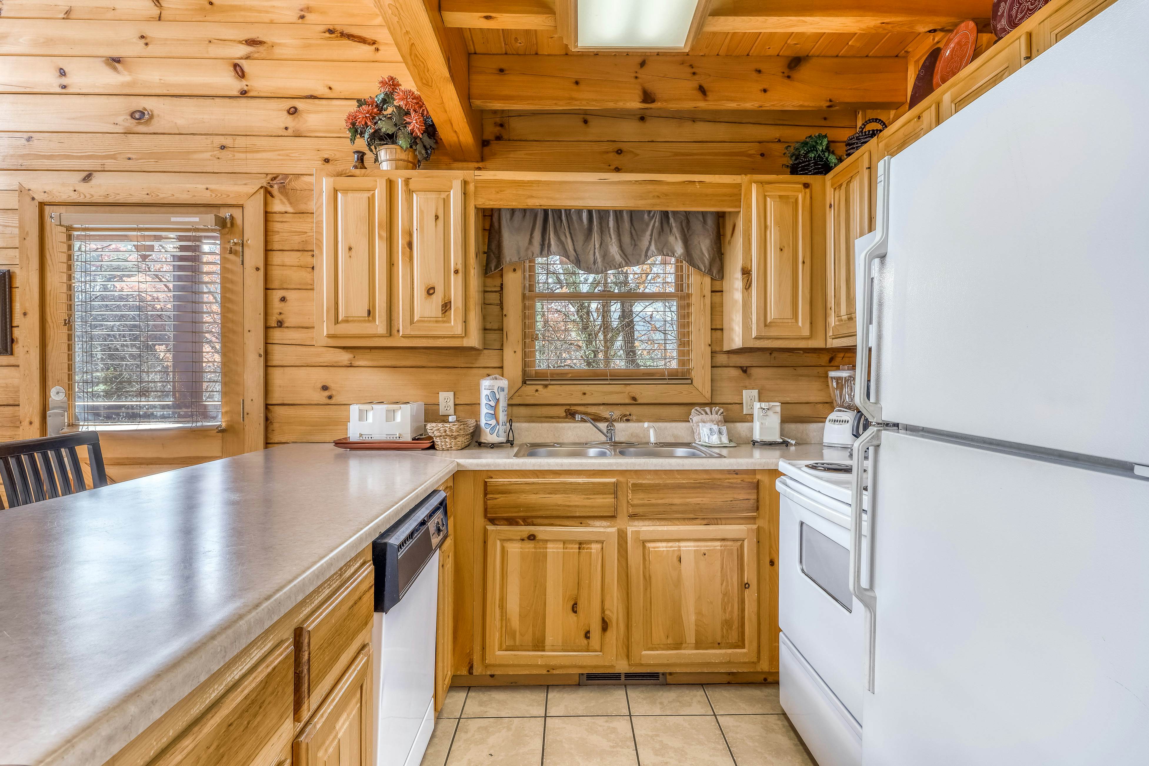 Mountainside log cabin w/Free Attraction Tickets, hot tub, & game room