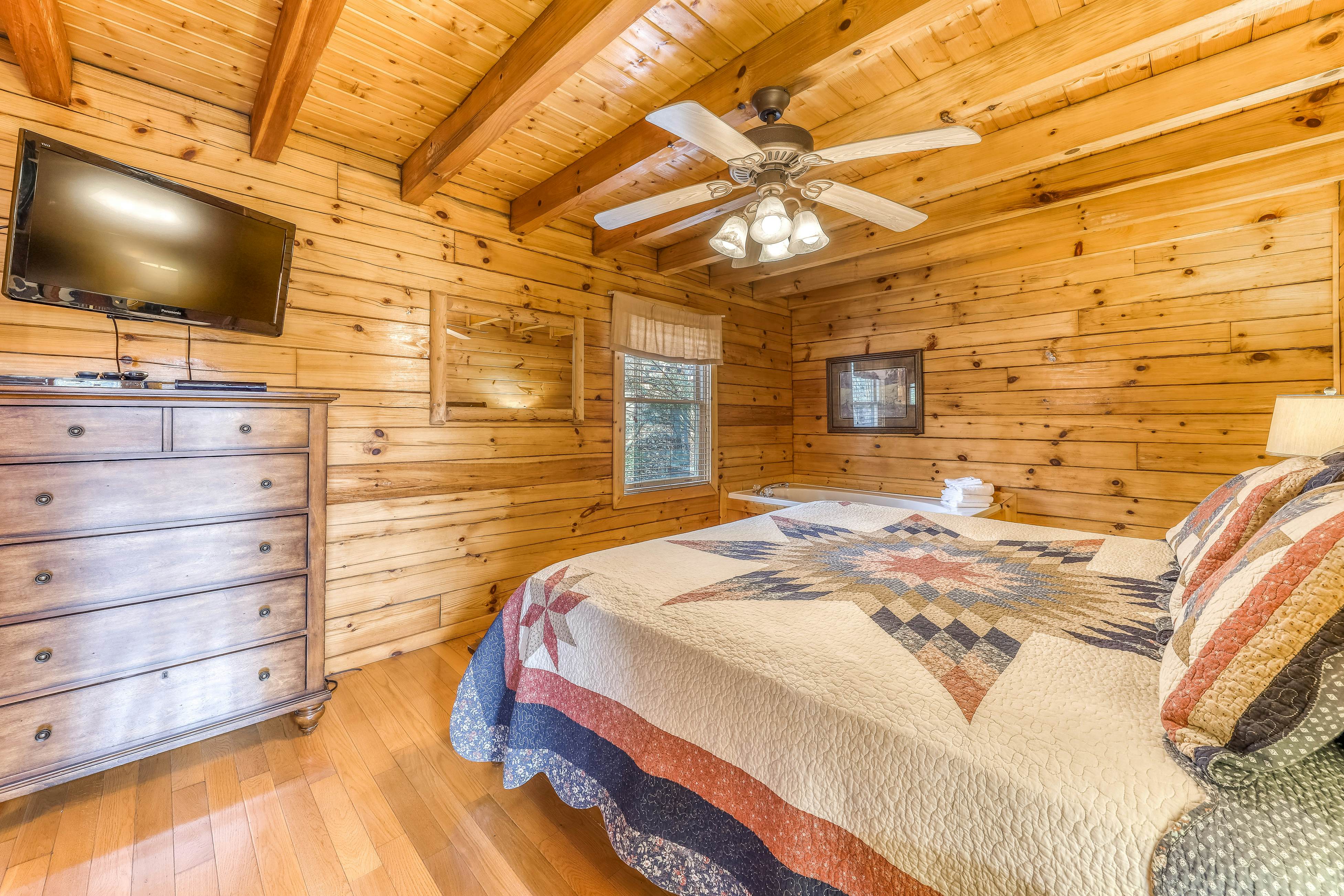 Mountainside log cabin w/Free Attraction Tickets, hot tub, & game room