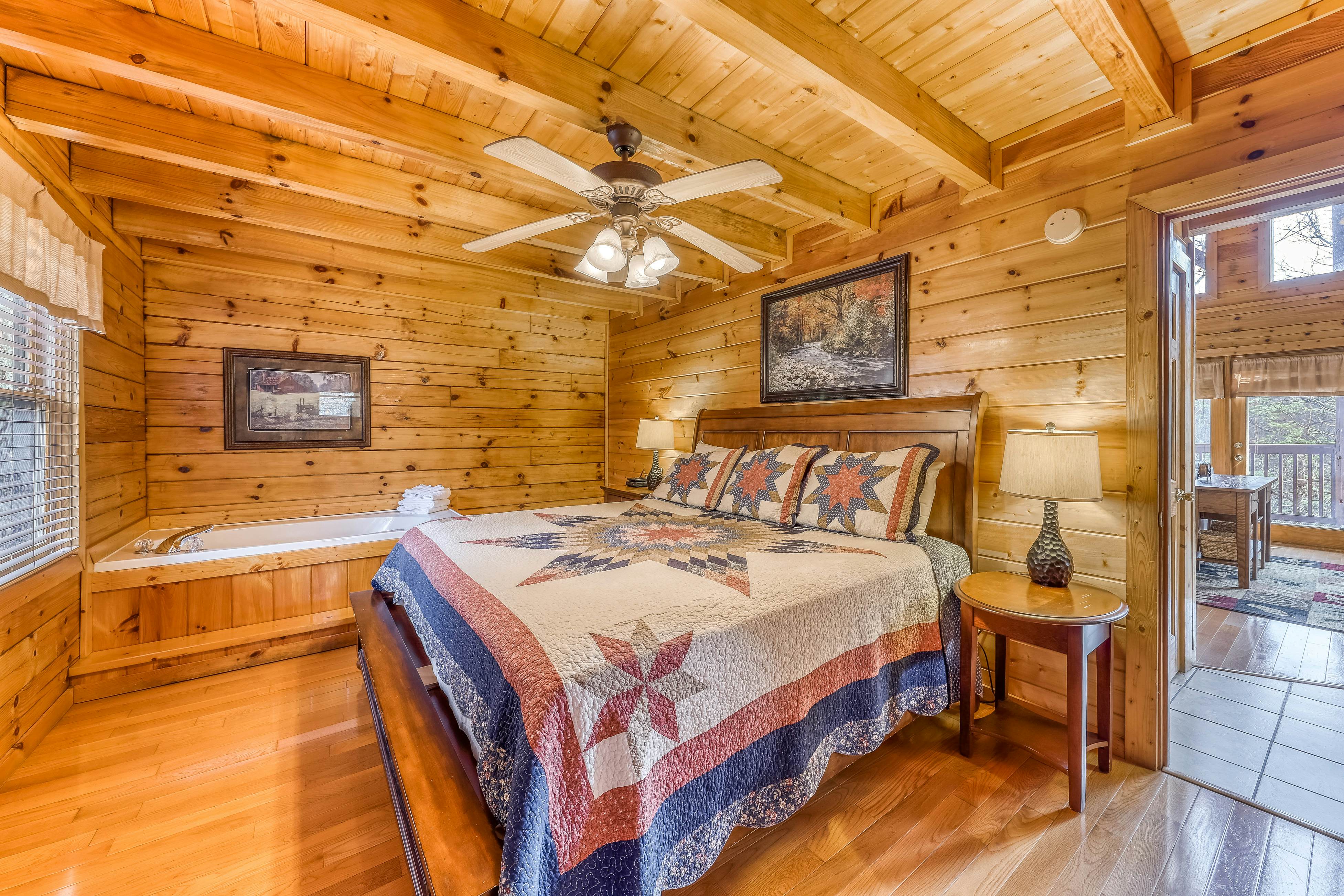 Mountainside log cabin w/Free Attraction Tickets, hot tub, & game room