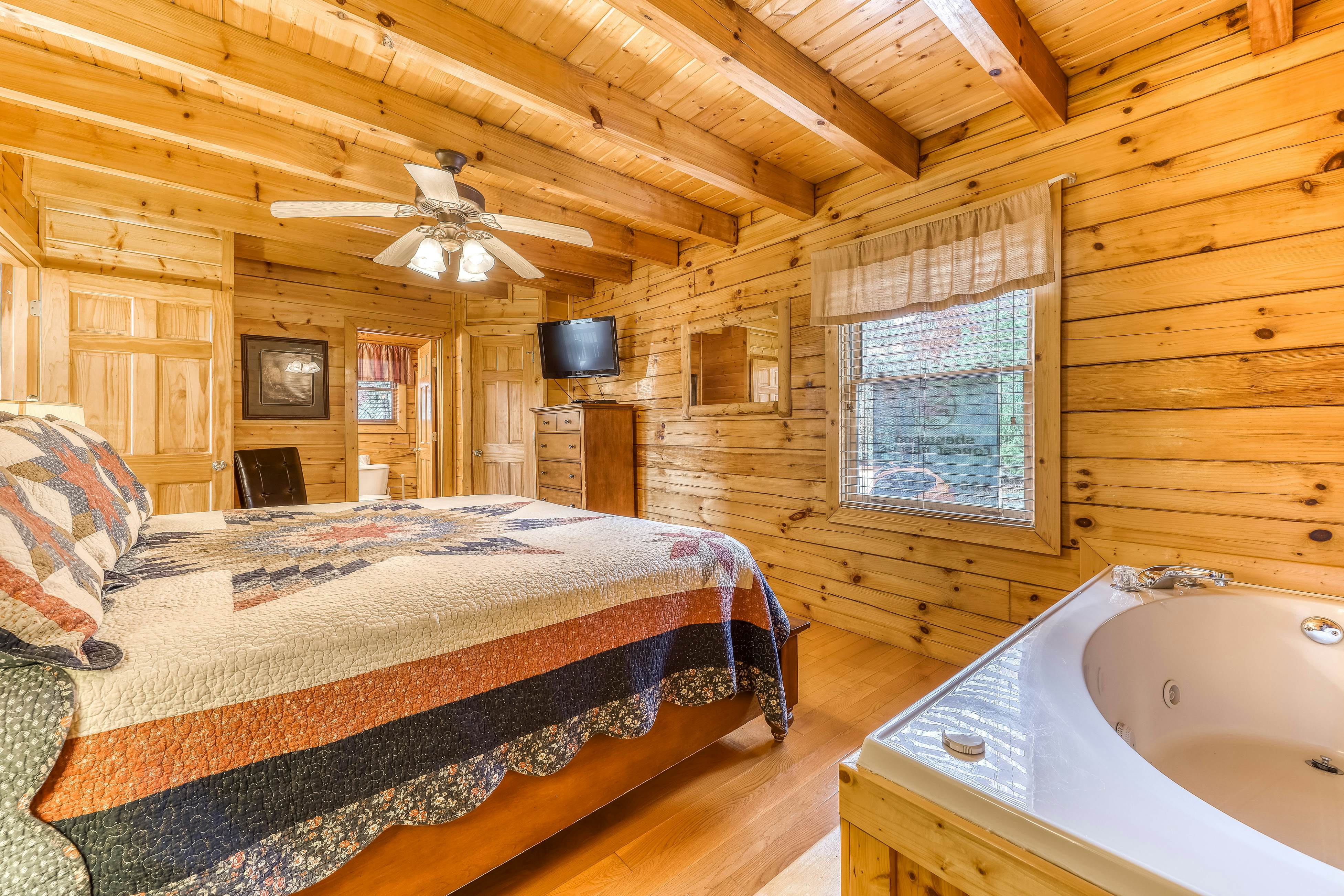 Mountainside log cabin w/Free Attraction Tickets, hot tub, & game room