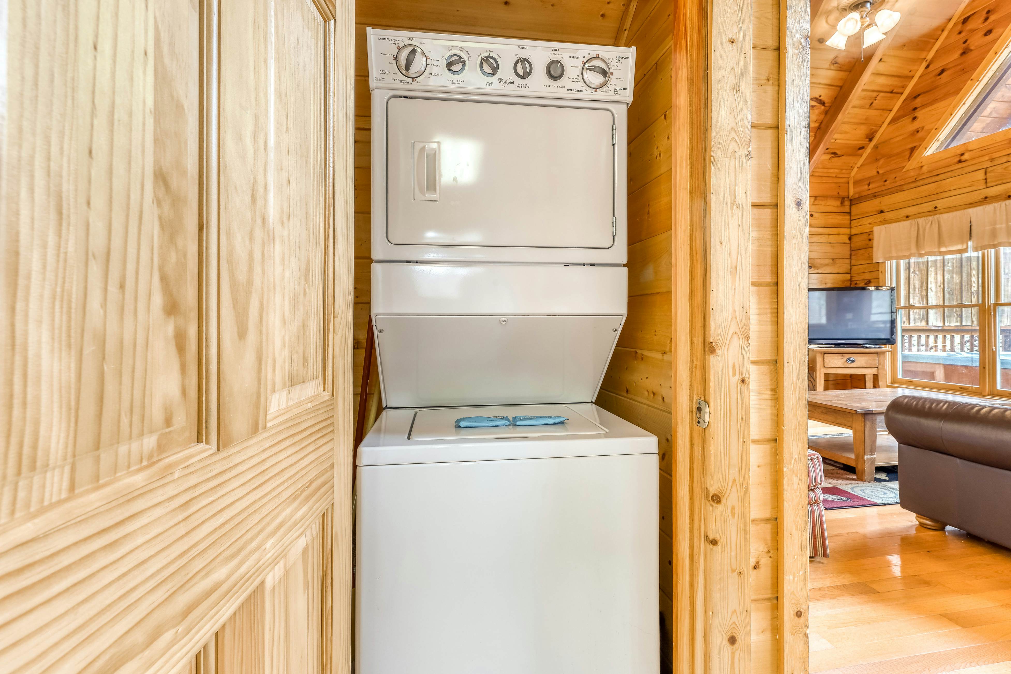 Mountainside log cabin w/Free Attraction Tickets, hot tub, & game room