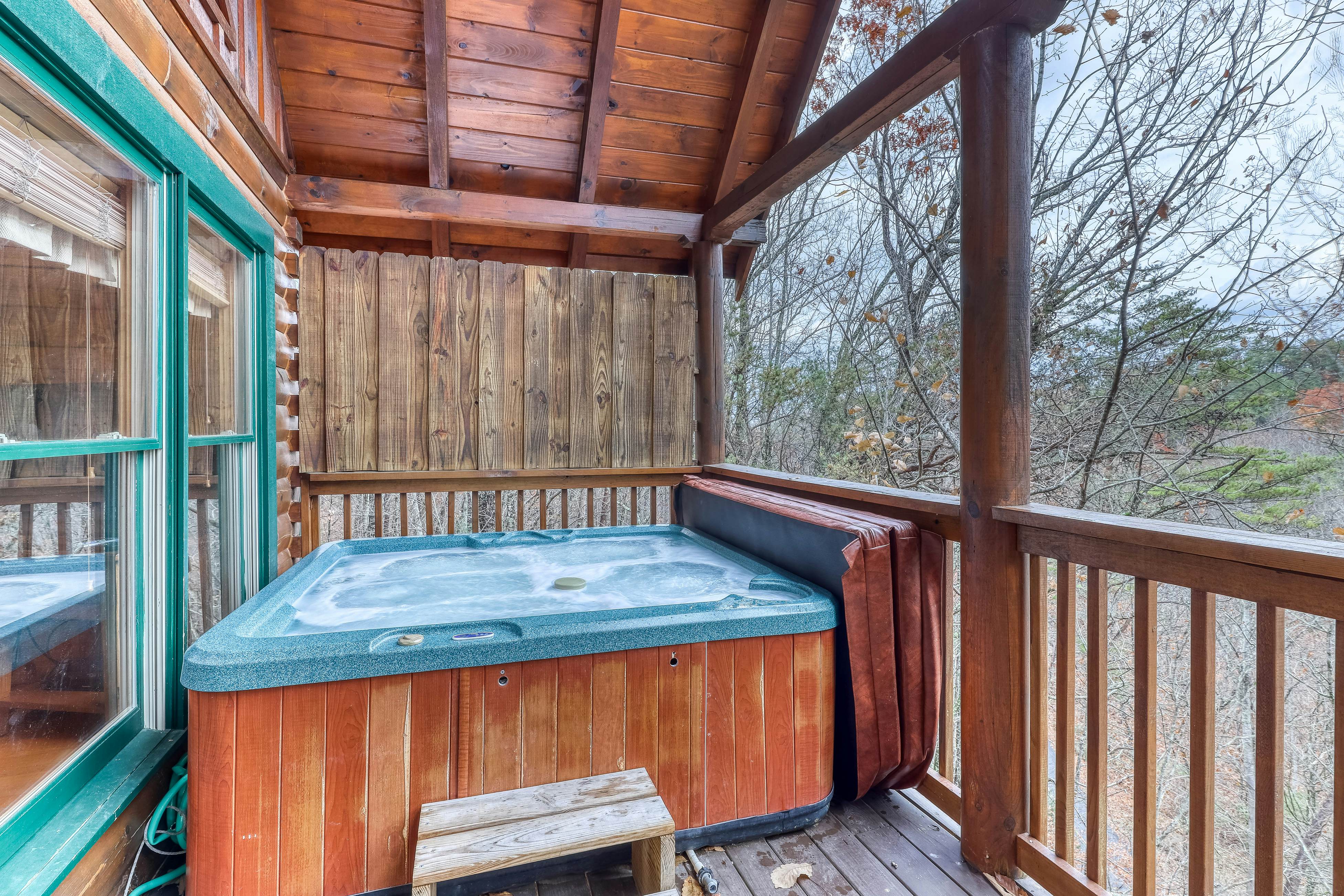 Mountainside log cabin w/Free Attraction Tickets, hot tub, & game room