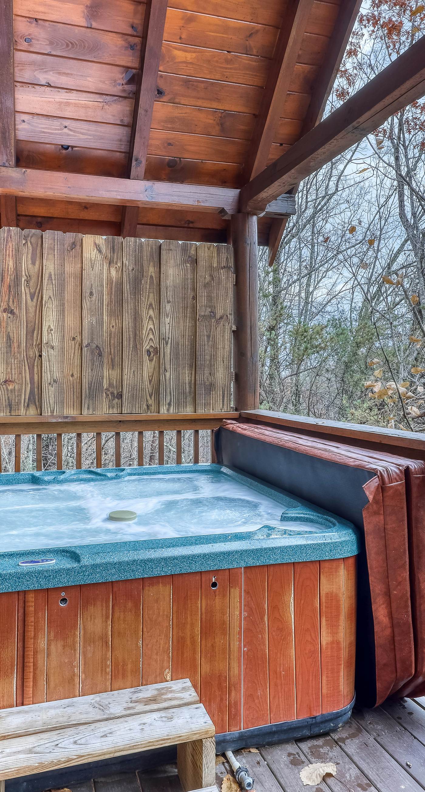 Mountainside Log Cabin, Sleeps 4, Hot Tub, Game Room