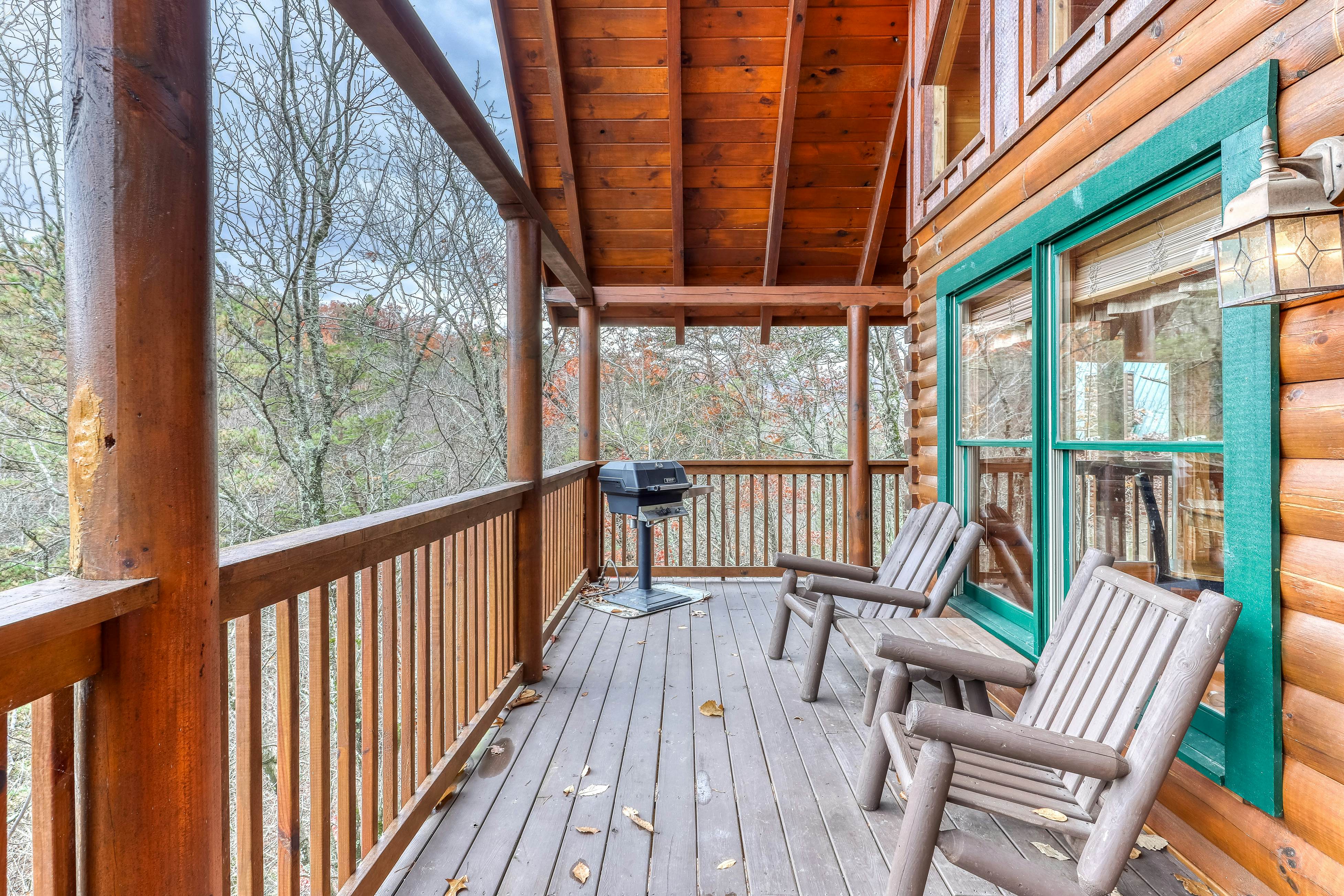 Mountainside log cabin w/Free Attraction Tickets, hot tub, & game room