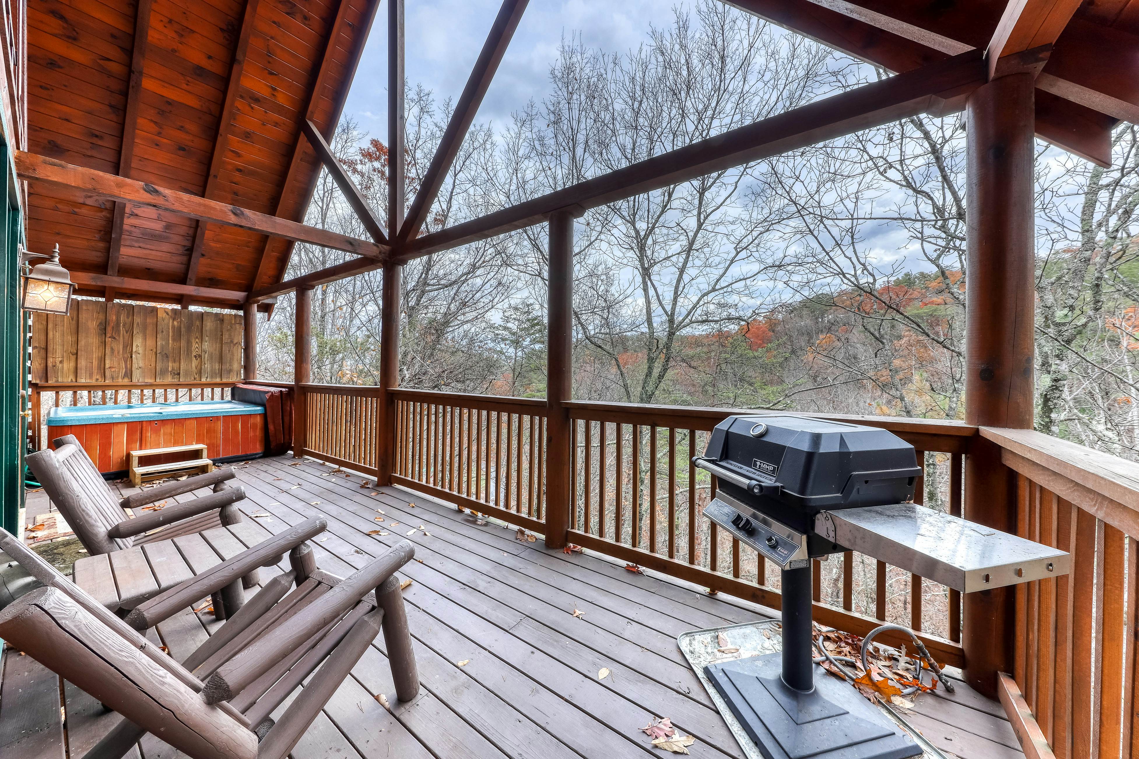 Mountainside log cabin w/Free Attraction Tickets, hot tub, & game room