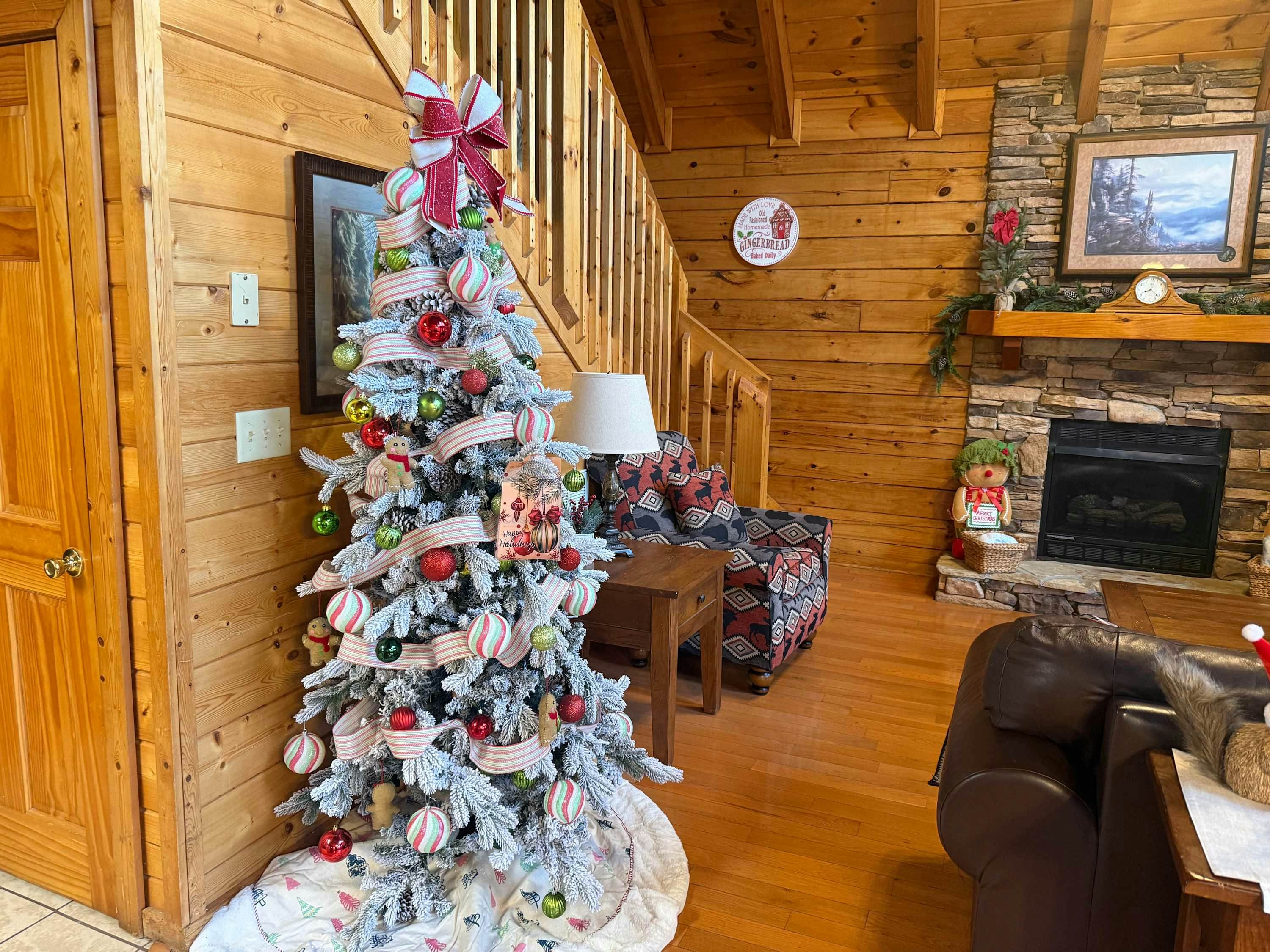 Mountainside log cabin w/Free Attraction Tickets, hot tub, & game room