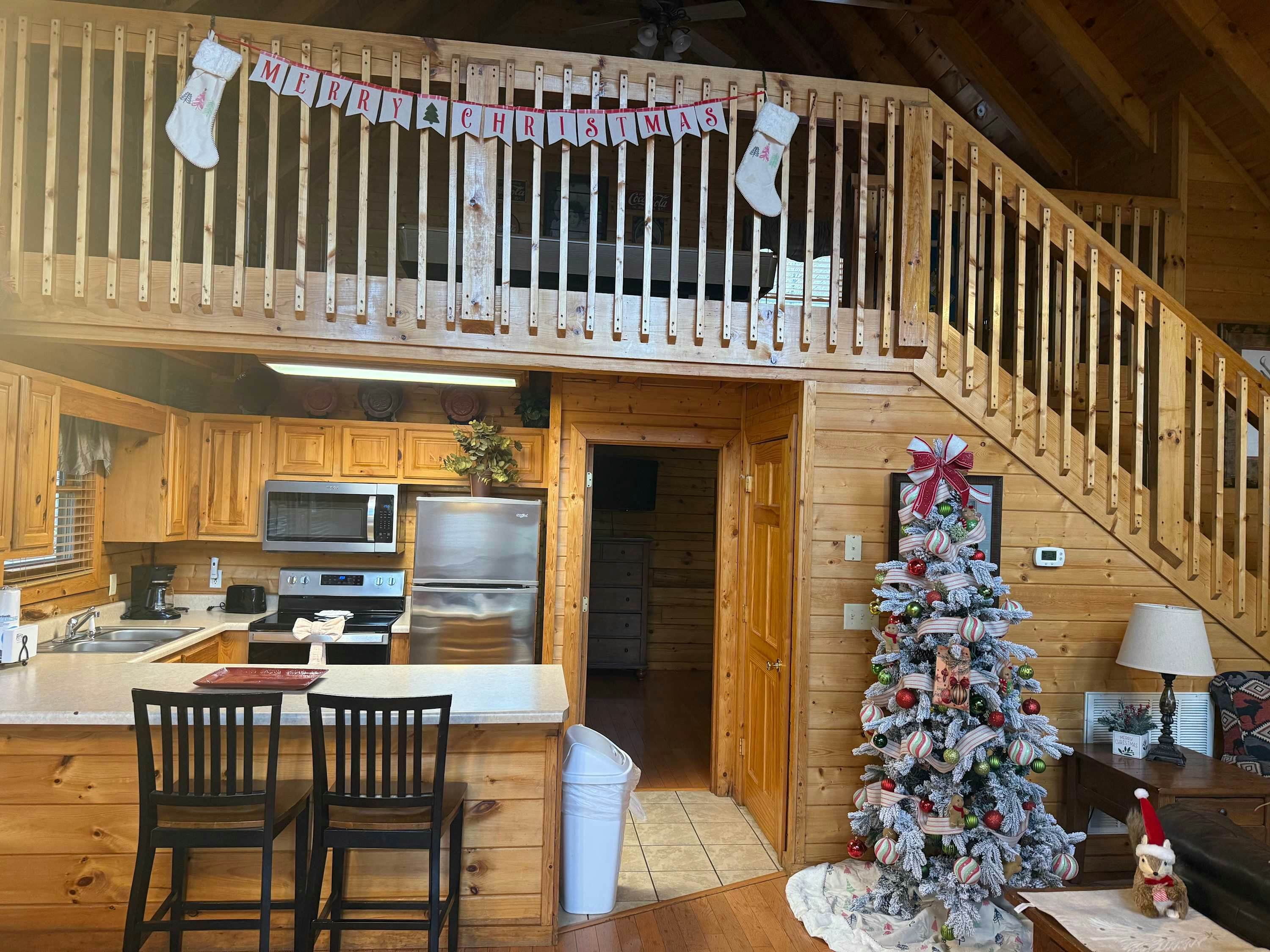 Mountainside log cabin w/Free Attraction Tickets, hot tub, & game room