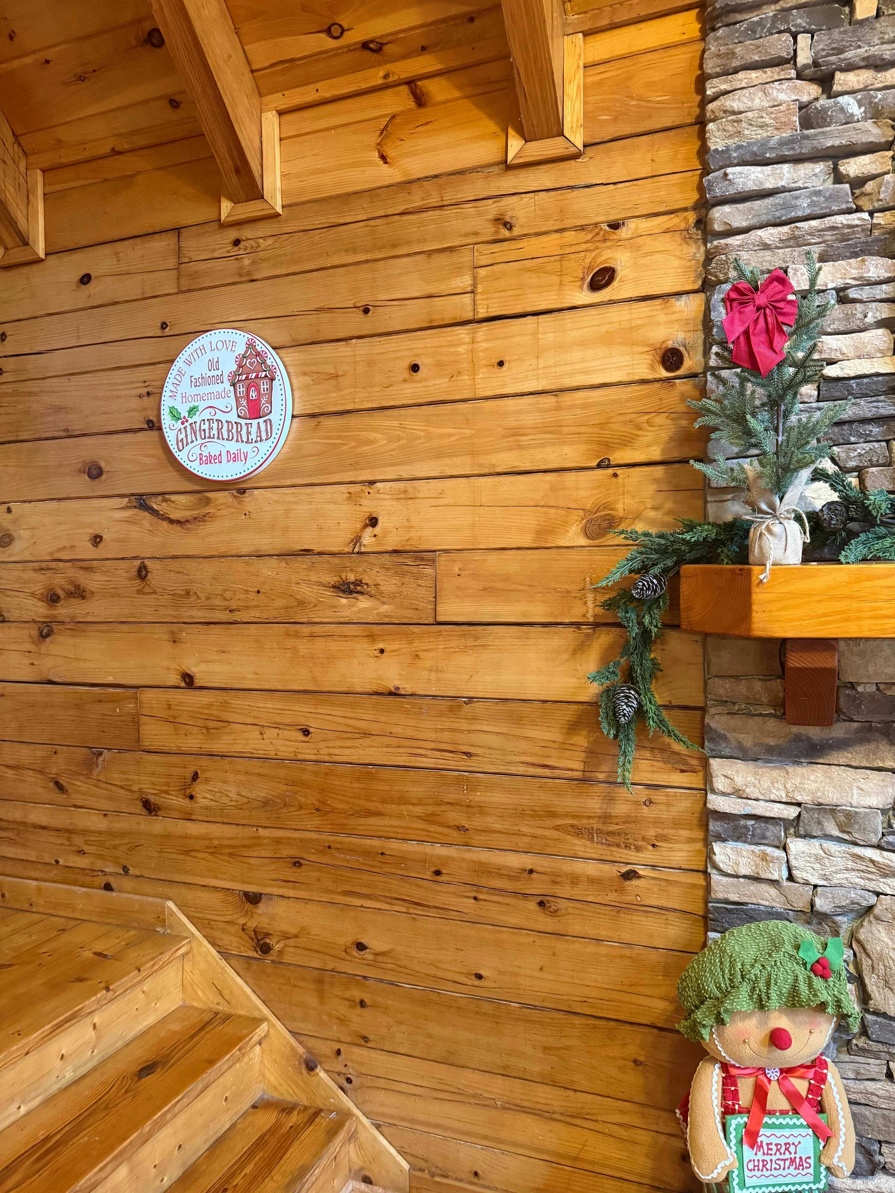 Mountainside log cabin w/Free Attraction Tickets, hot tub, & game room