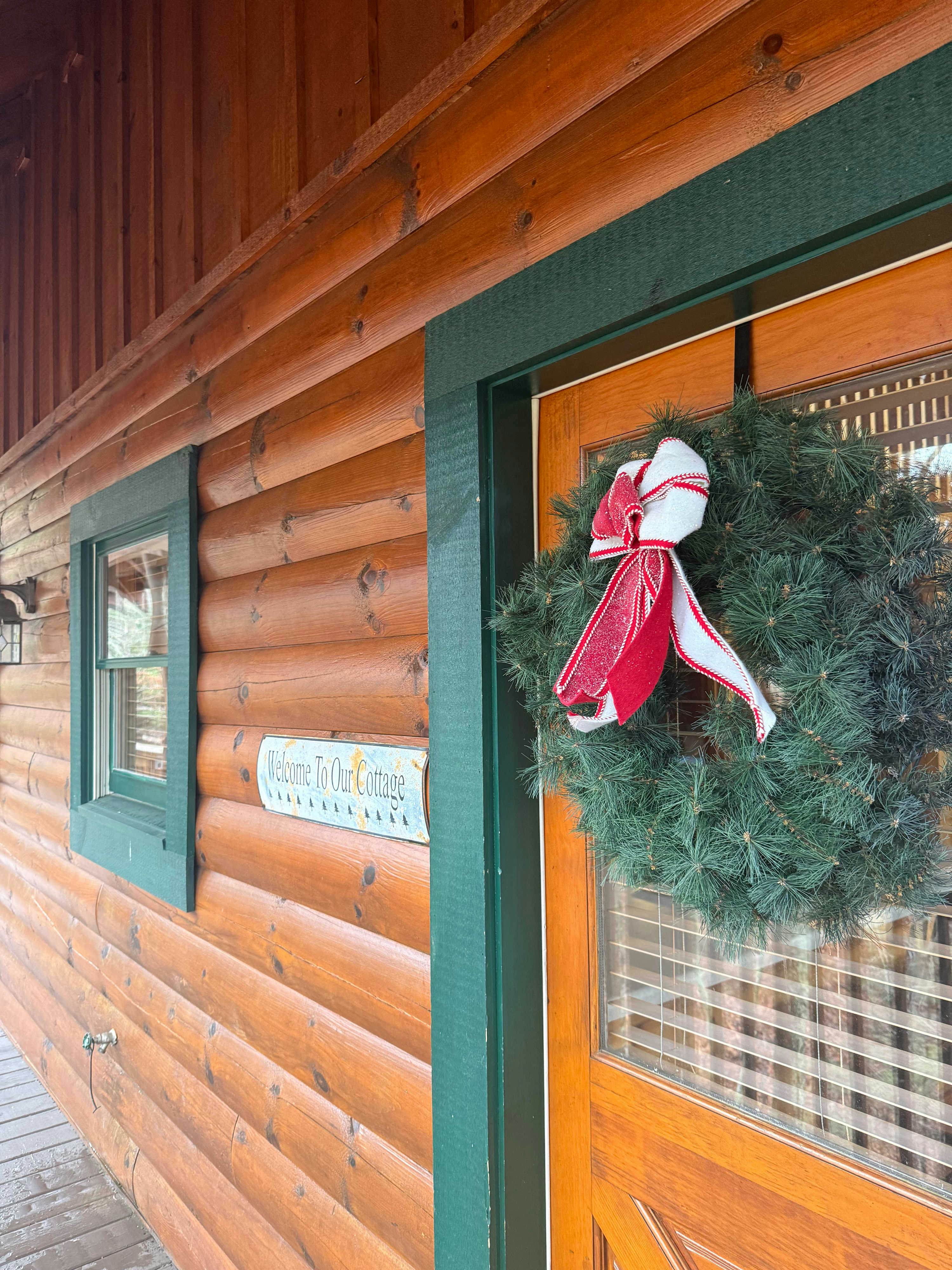 Mountainside log cabin w/Free Attraction Tickets, hot tub, & game room