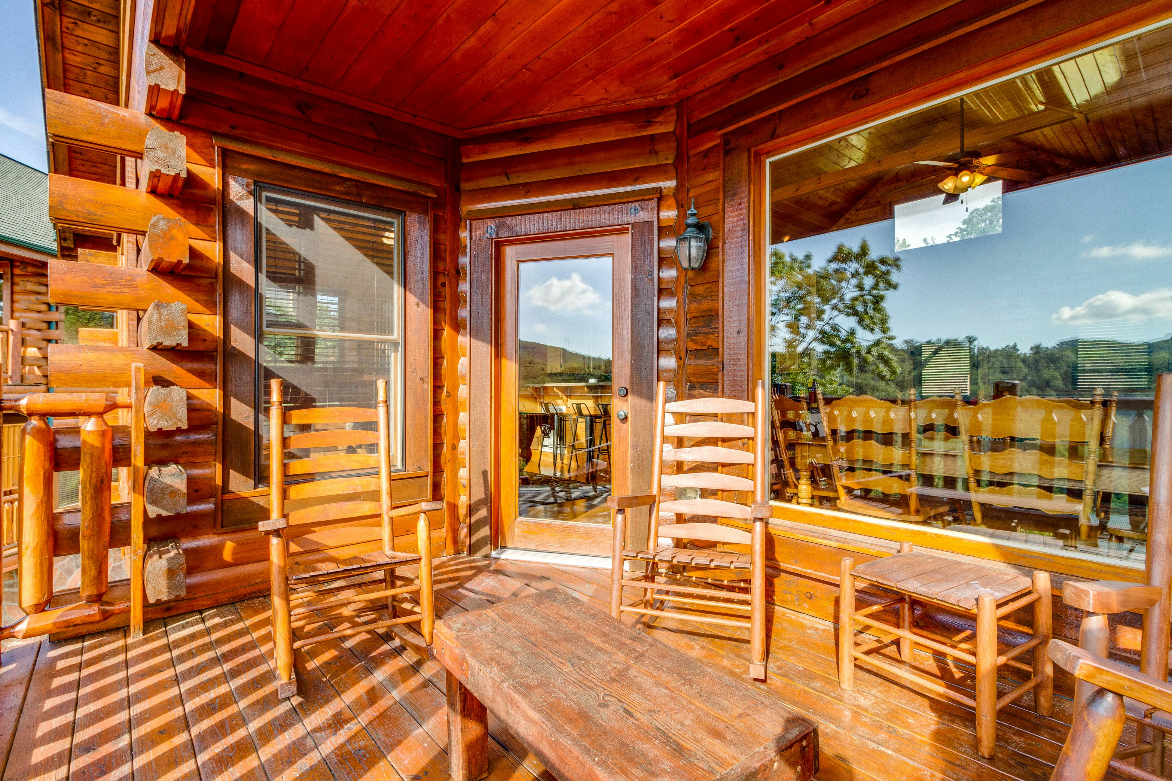 Beautiful log cabin w/mountain views, private hot tub, & free attraction tickets