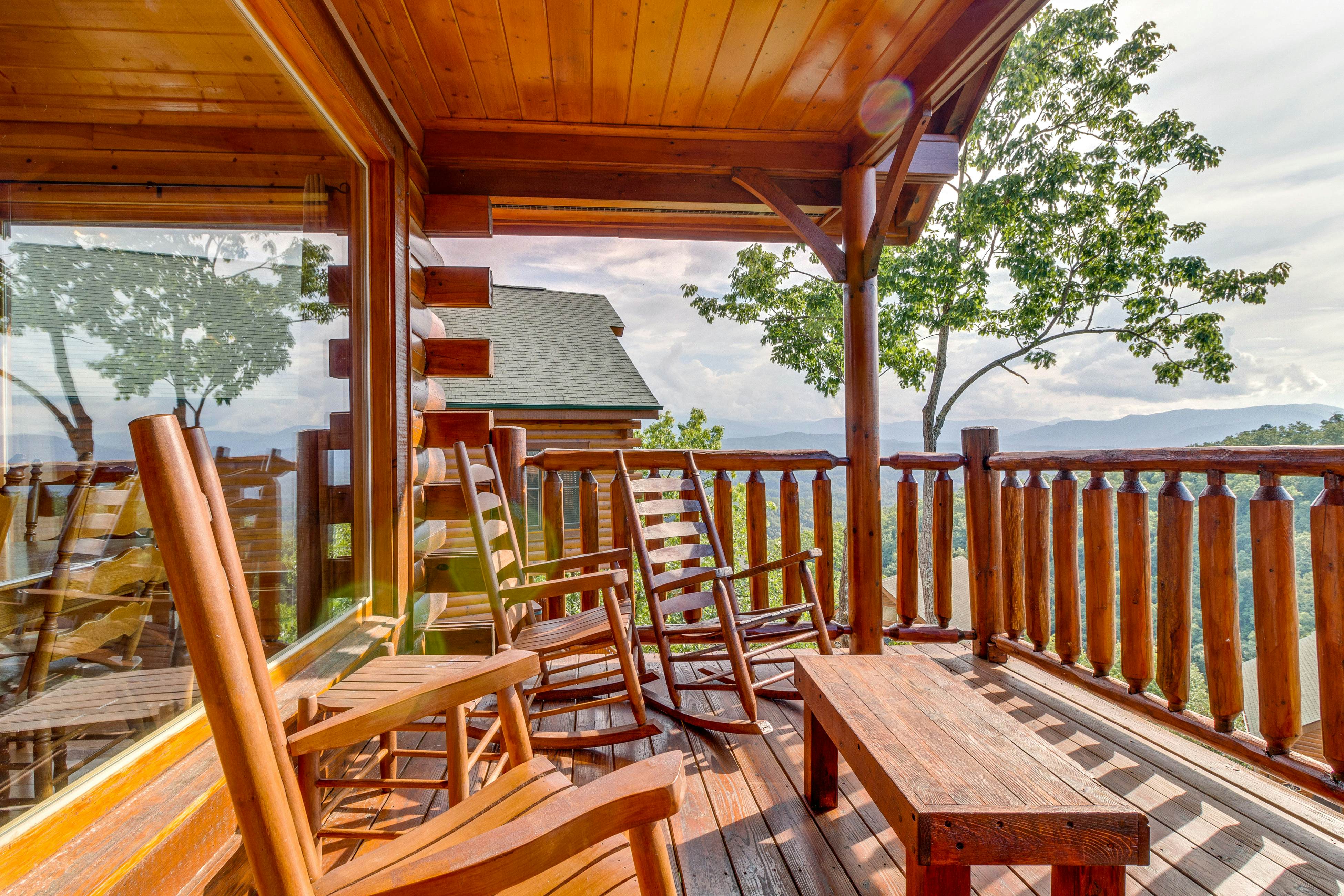 Beautiful log cabin w/mountain views, private hot tub, & free attraction tickets