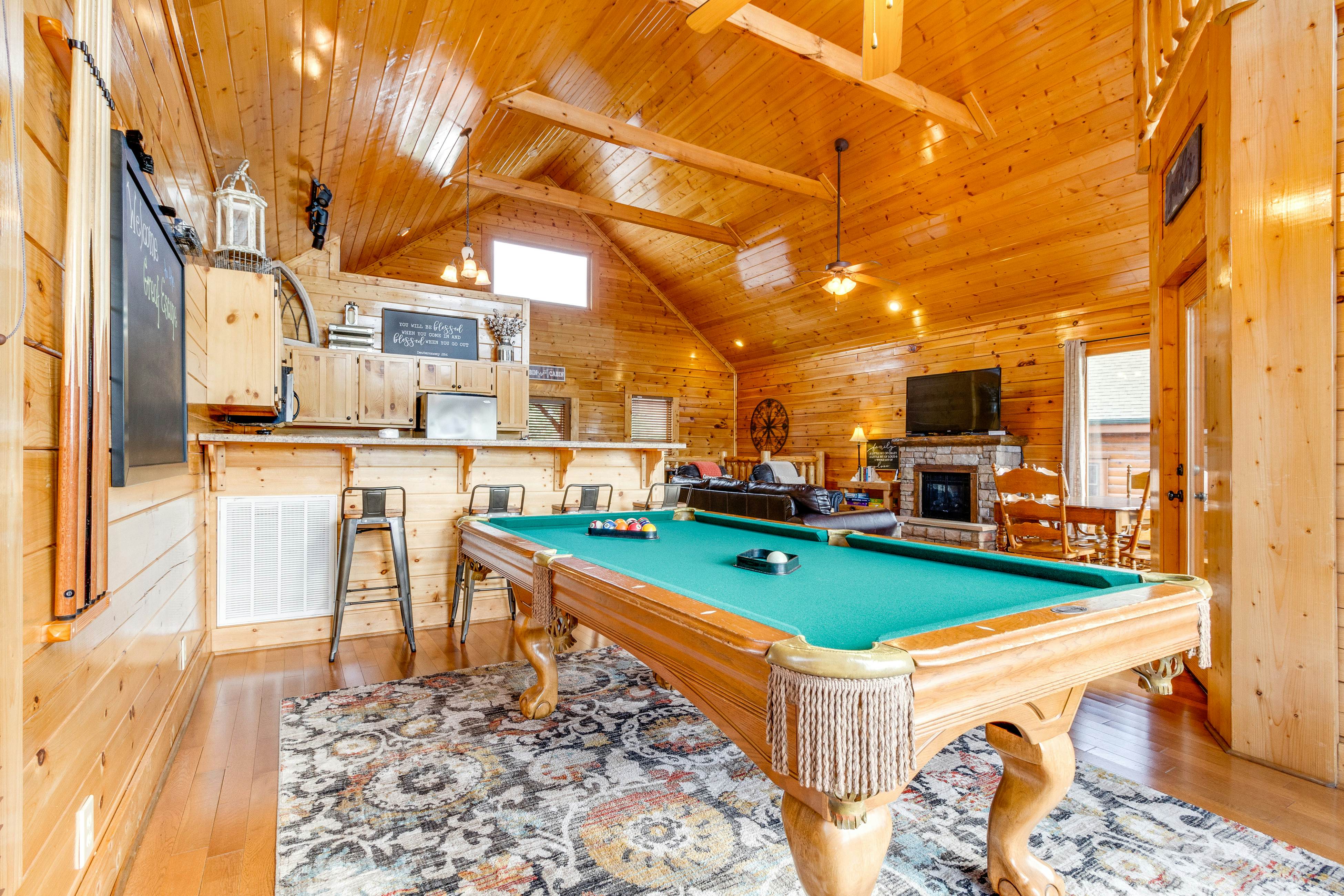 Beautiful log cabin w/mountain views, private hot tub, & free attraction tickets