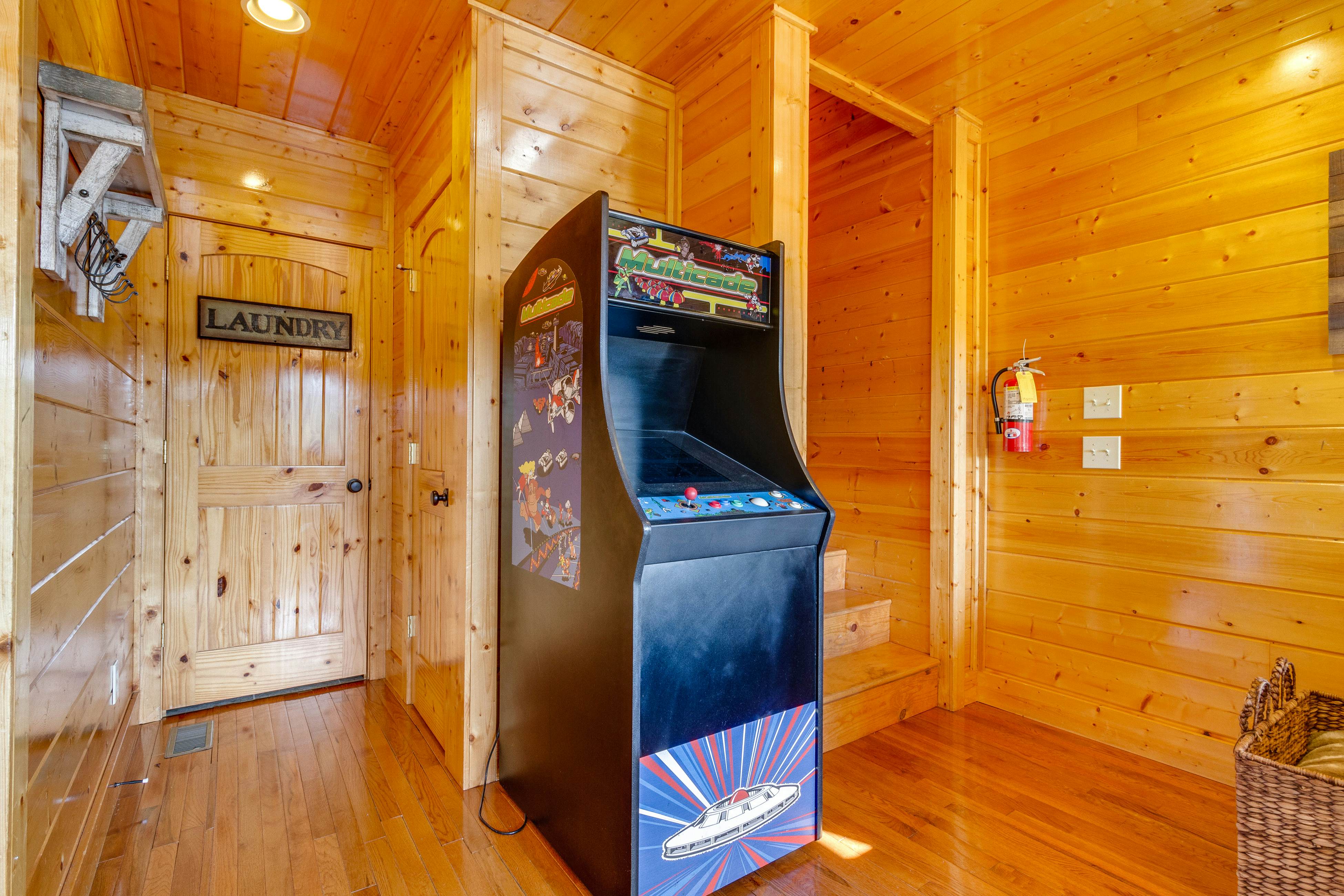 Beautiful log cabin w/mountain views, private hot tub, & free attraction tickets