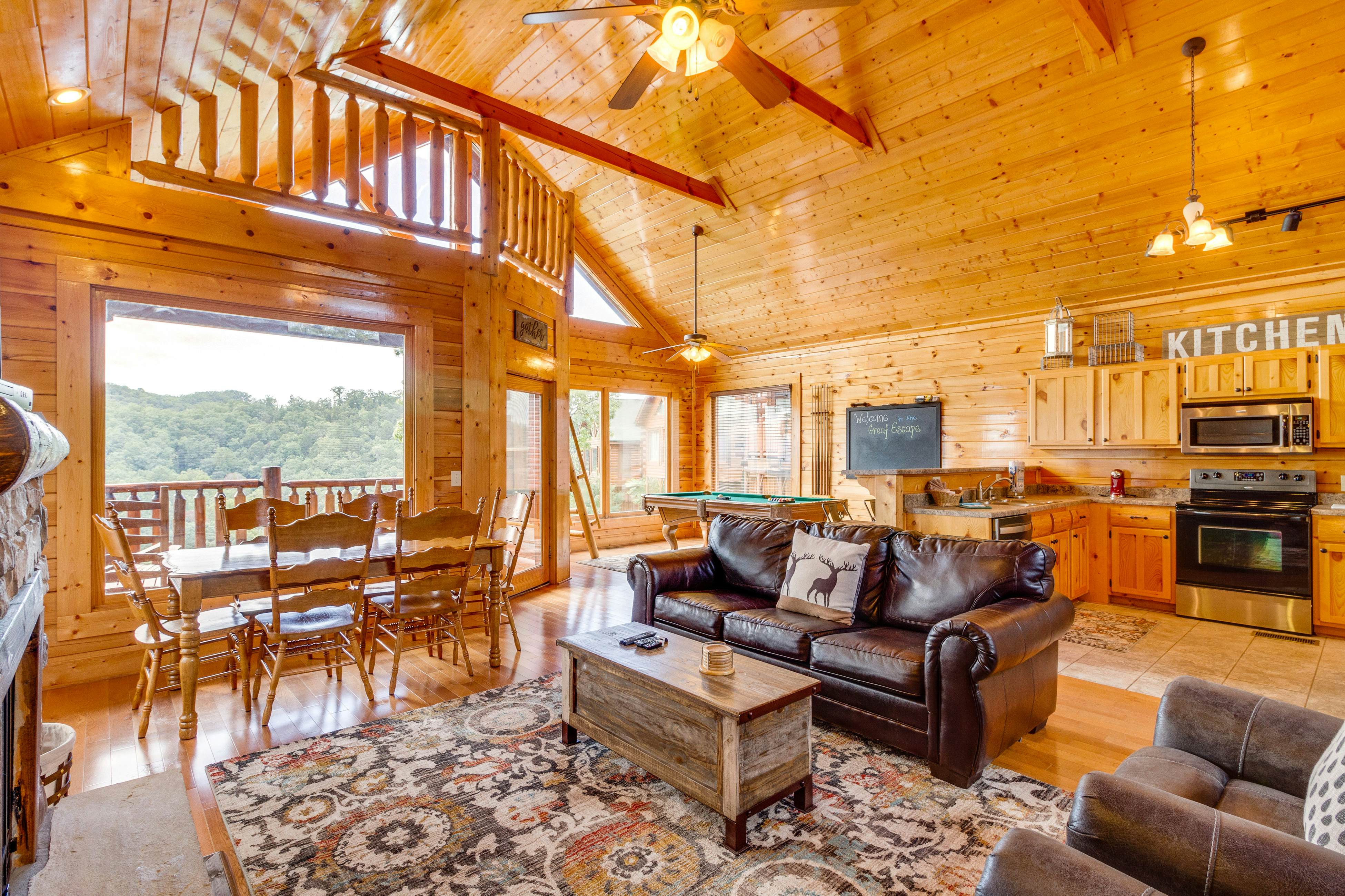 Beautiful log cabin w/mountain views, private hot tub, & free attraction tickets