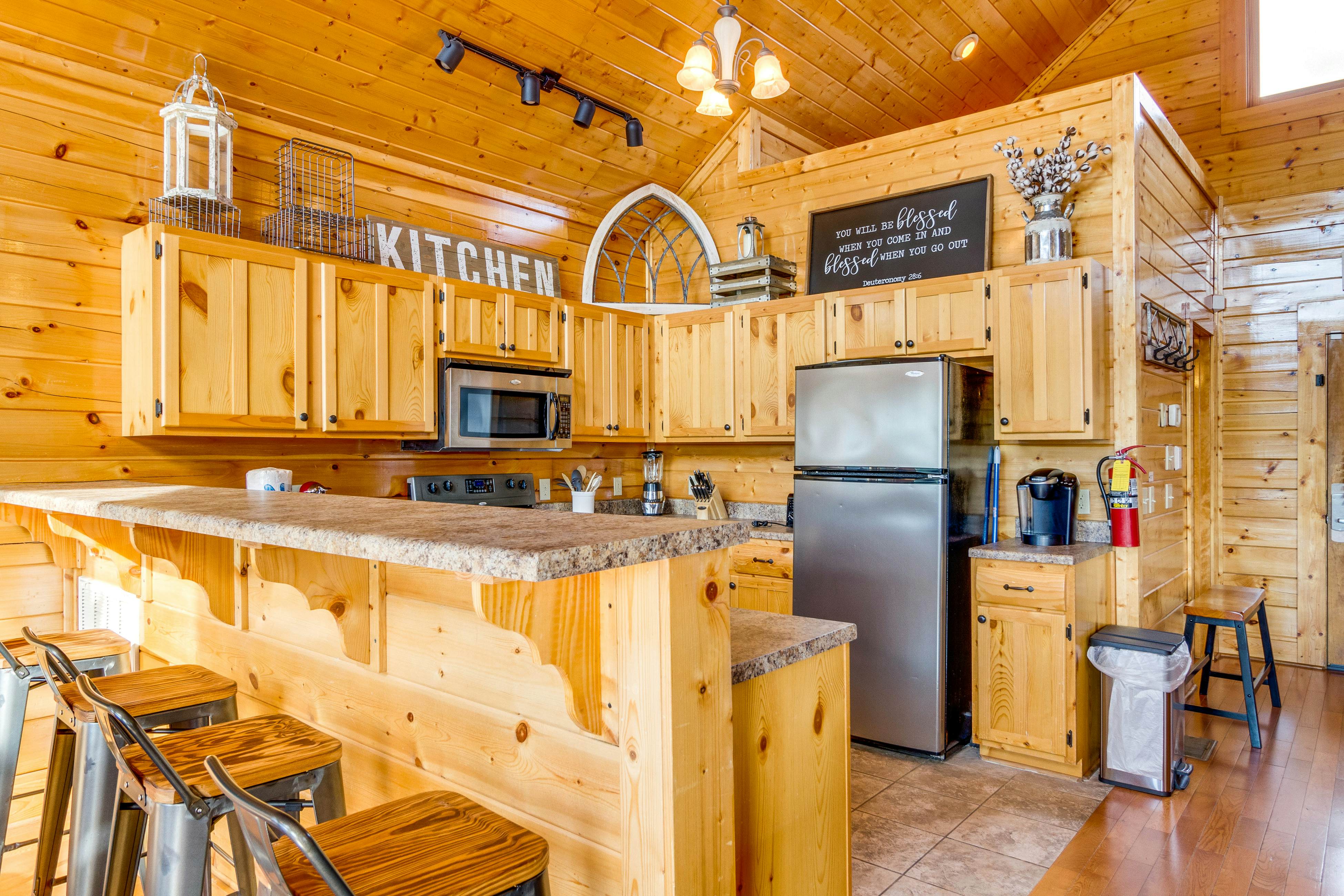 Beautiful log cabin w/mountain views, private hot tub, & free attraction tickets