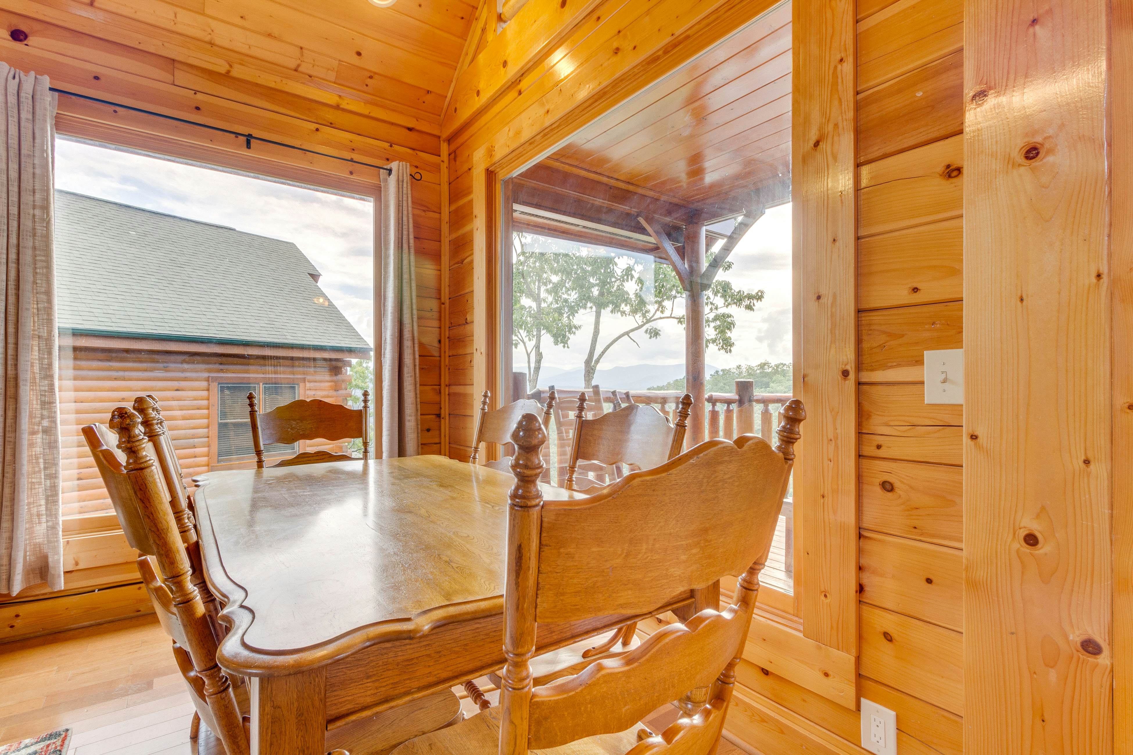 Beautiful log cabin w/mountain views, private hot tub, & free attraction tickets