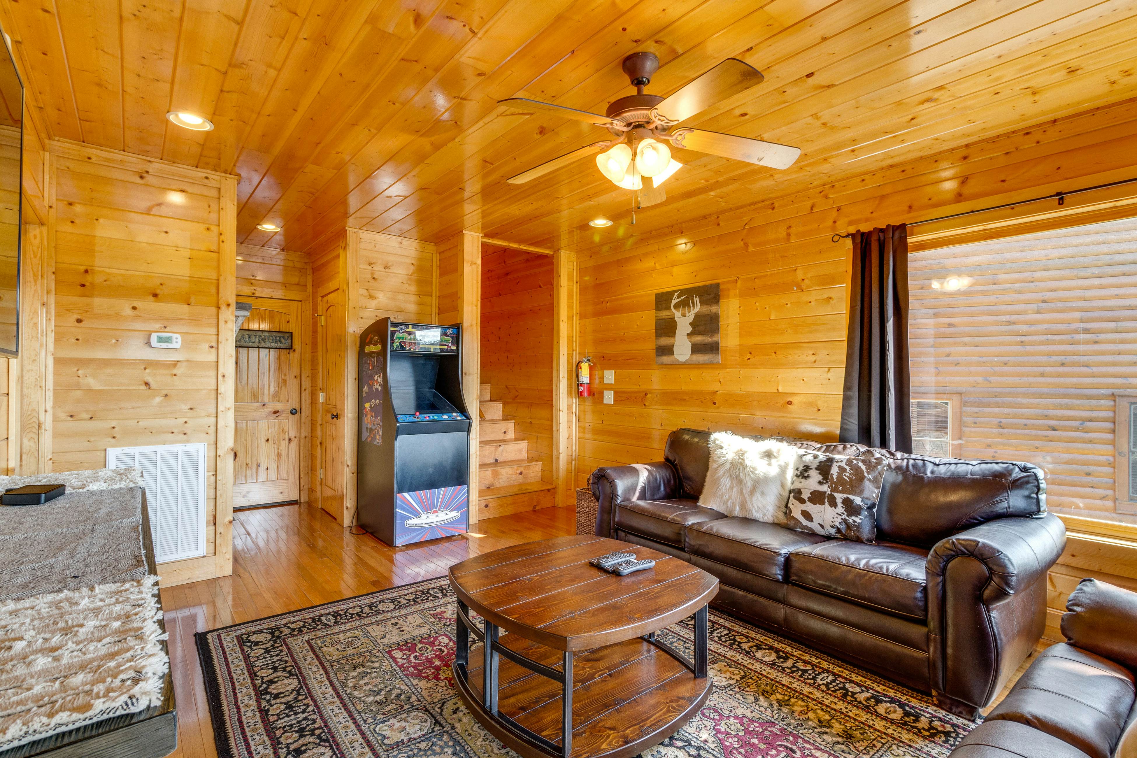 Beautiful log cabin w/mountain views, private hot tub, & free attraction tickets