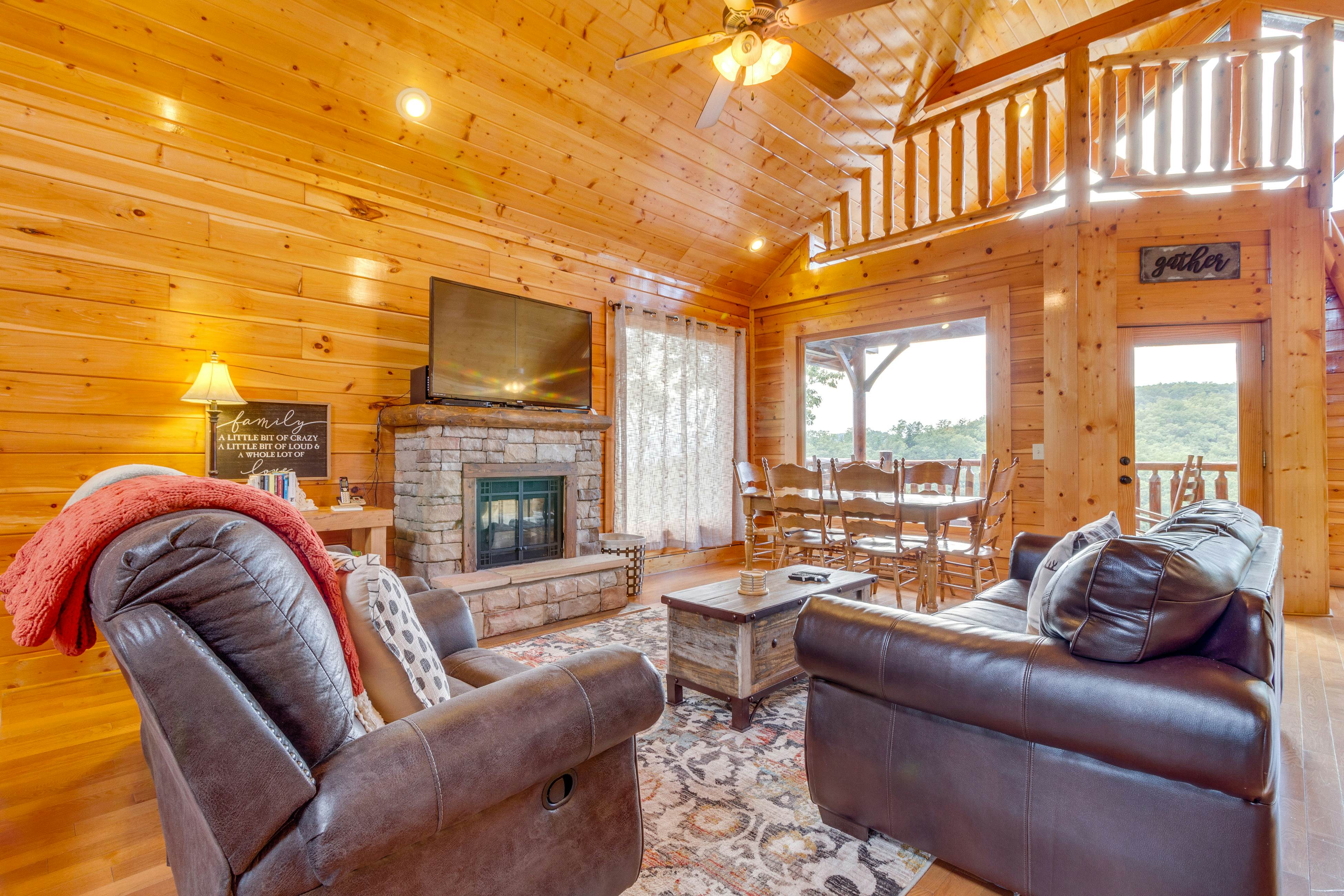 Beautiful log cabin w/mountain views, private hot tub, & free attraction tickets