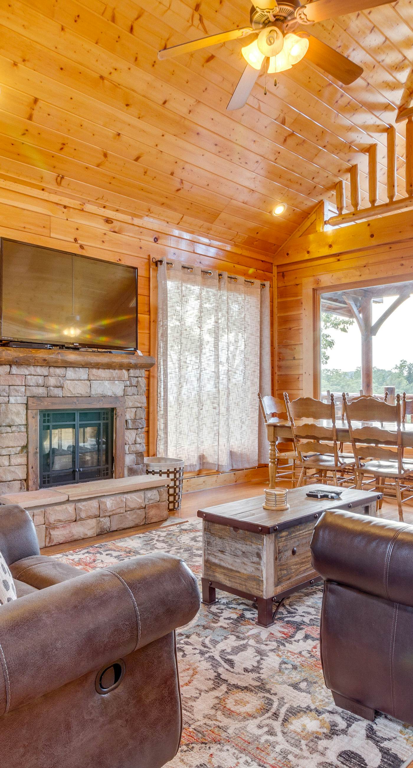 Beautiful Log Cabin, Sleeps 6, Mtn Views, Hot Tub
