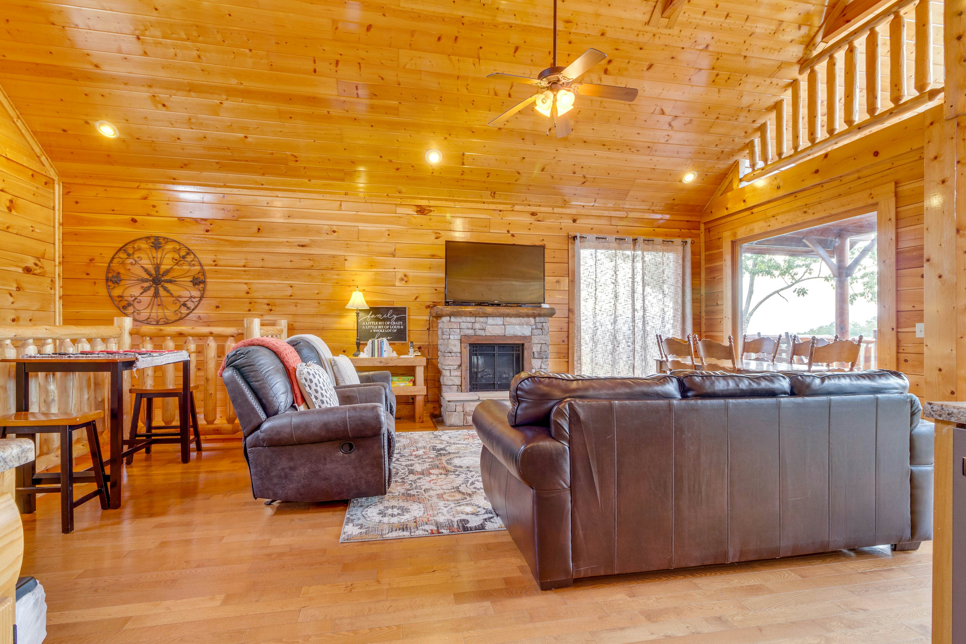 Beautiful log cabin w/mountain views, private hot tub, & free attraction tickets