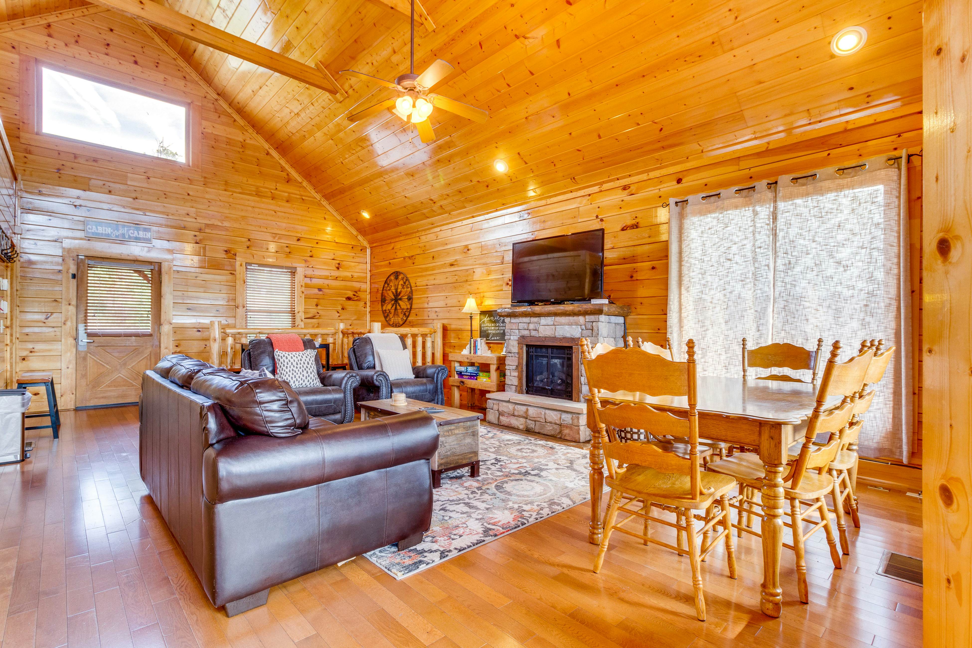 Beautiful log cabin w/mountain views, private hot tub, & free attraction tickets