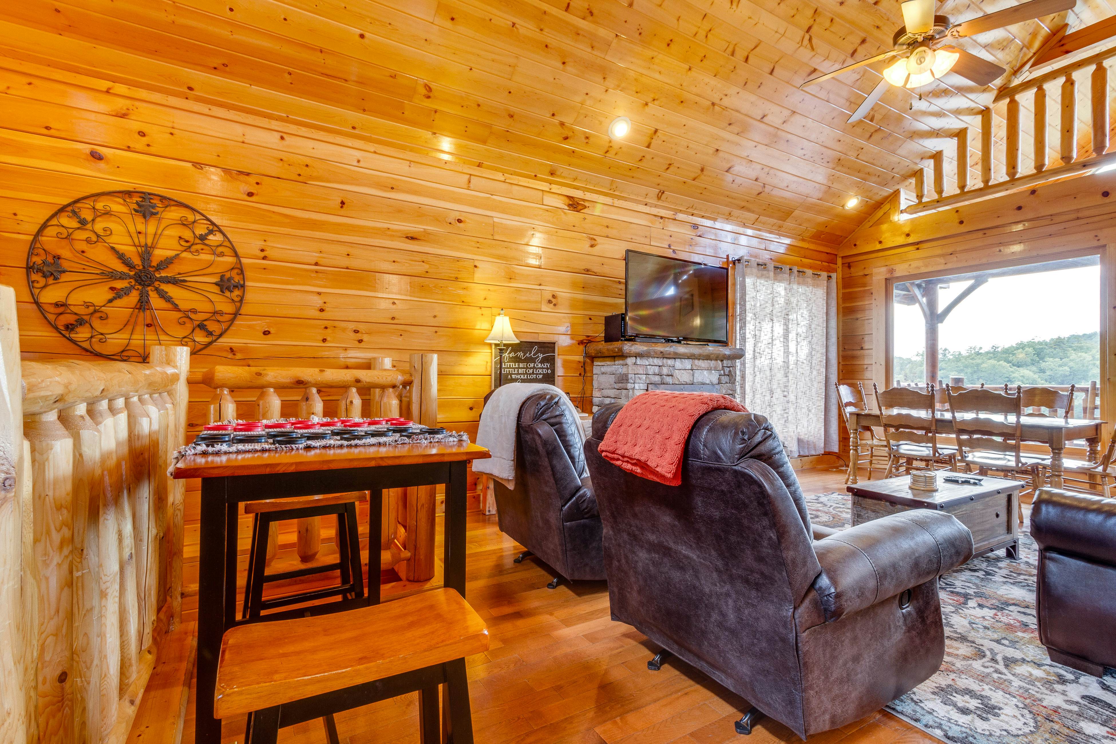 Beautiful log cabin w/mountain views, private hot tub, & free attraction tickets