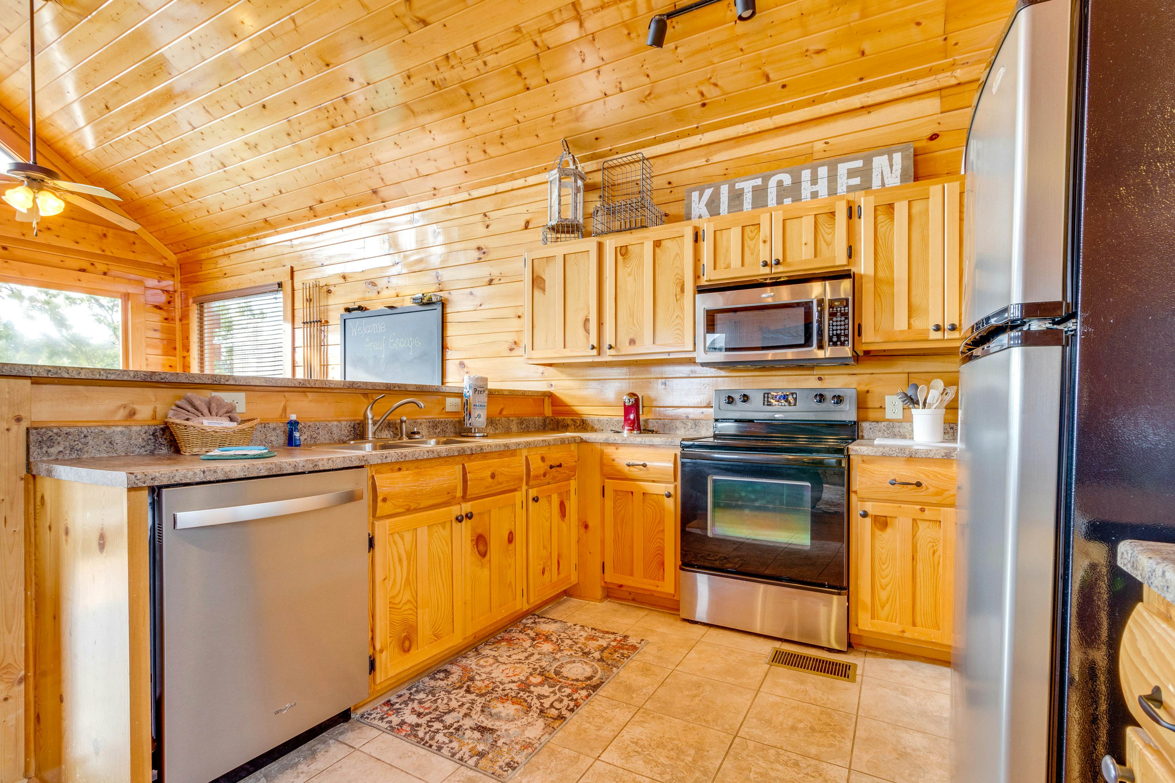 Beautiful log cabin w/mountain views, private hot tub, & free attraction tickets