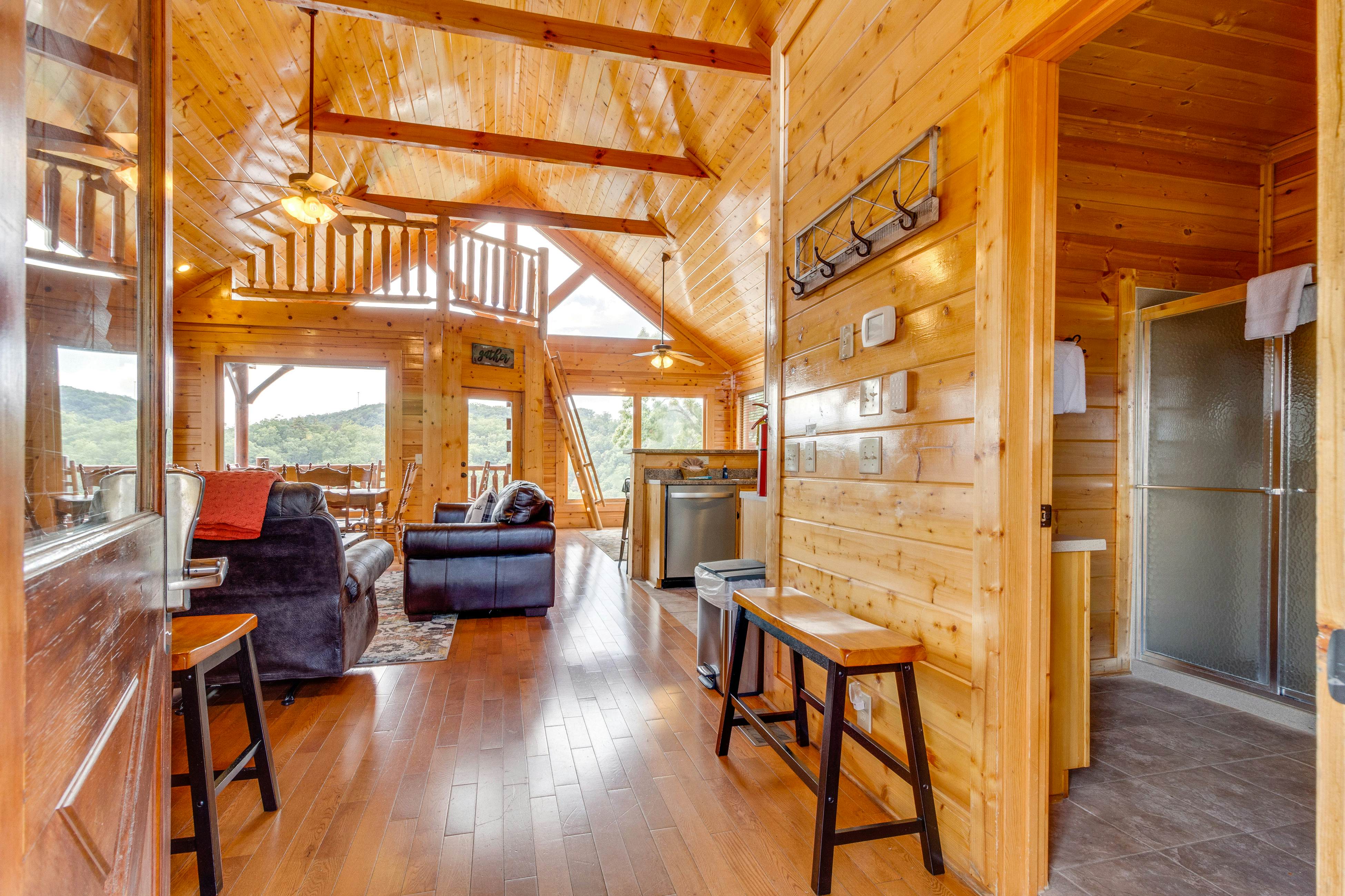 Beautiful log cabin w/mountain views, private hot tub, & free attraction tickets
