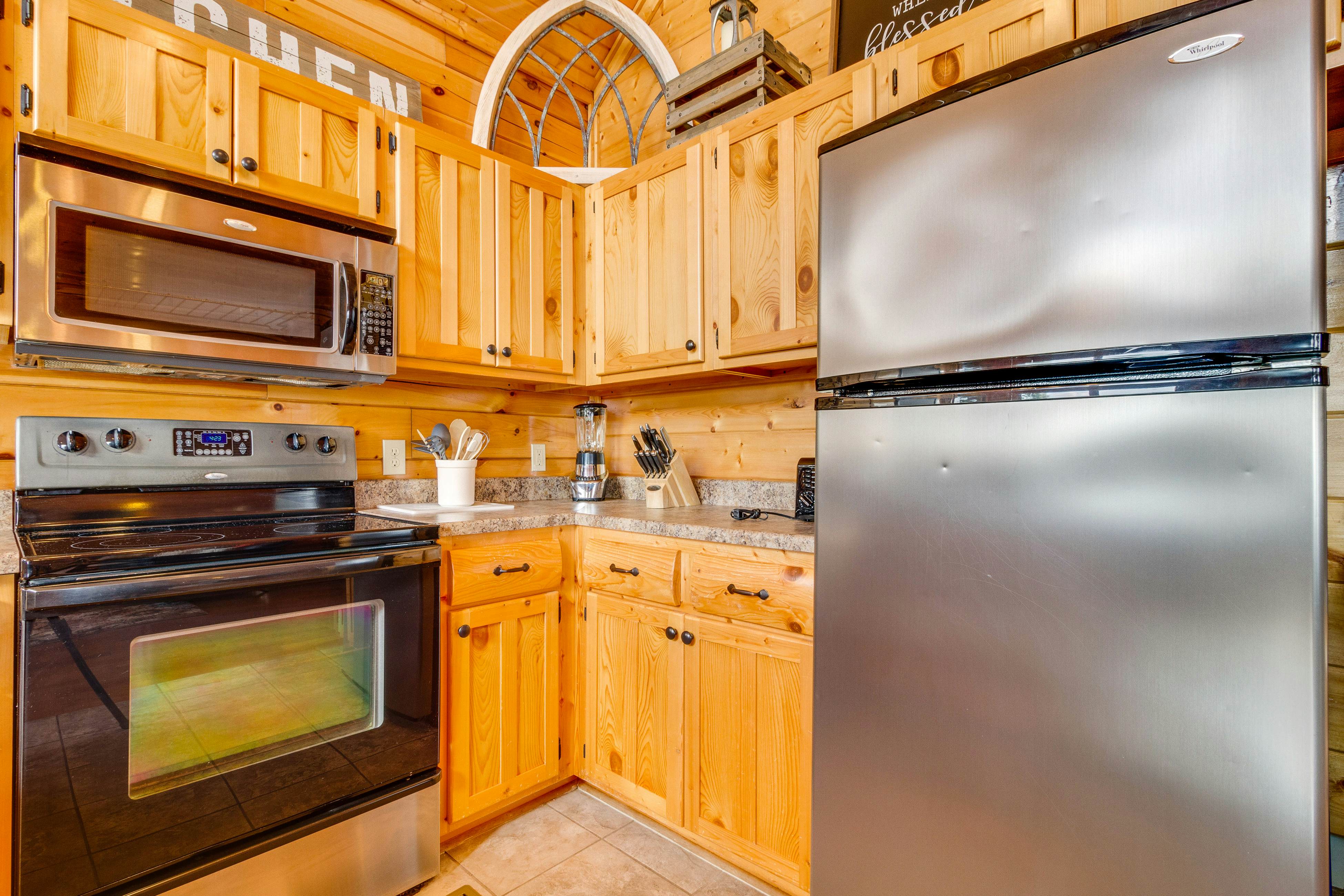 Beautiful log cabin w/mountain views, private hot tub, & free attraction tickets