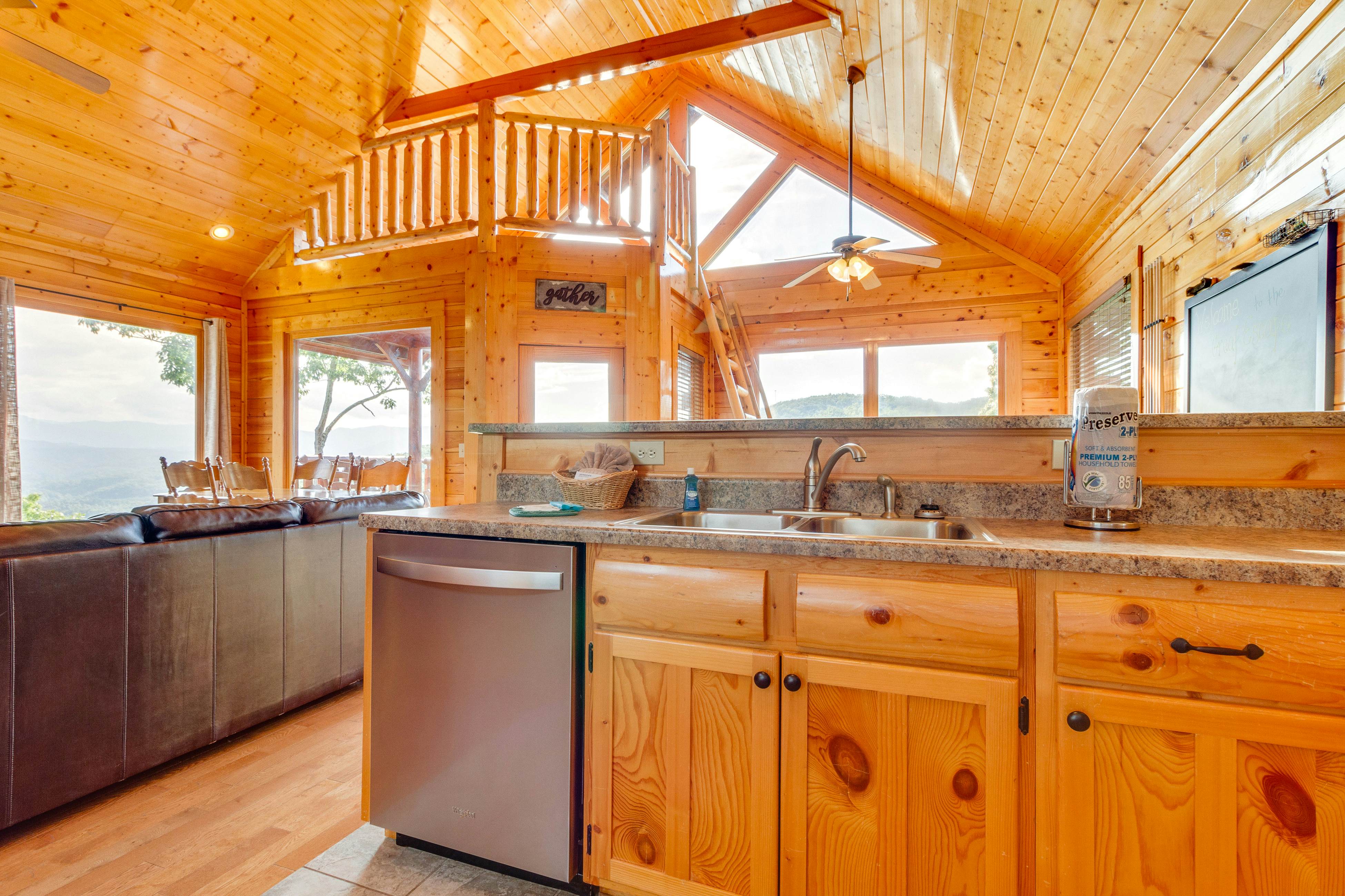Beautiful log cabin w/mountain views, private hot tub, & free attraction tickets
